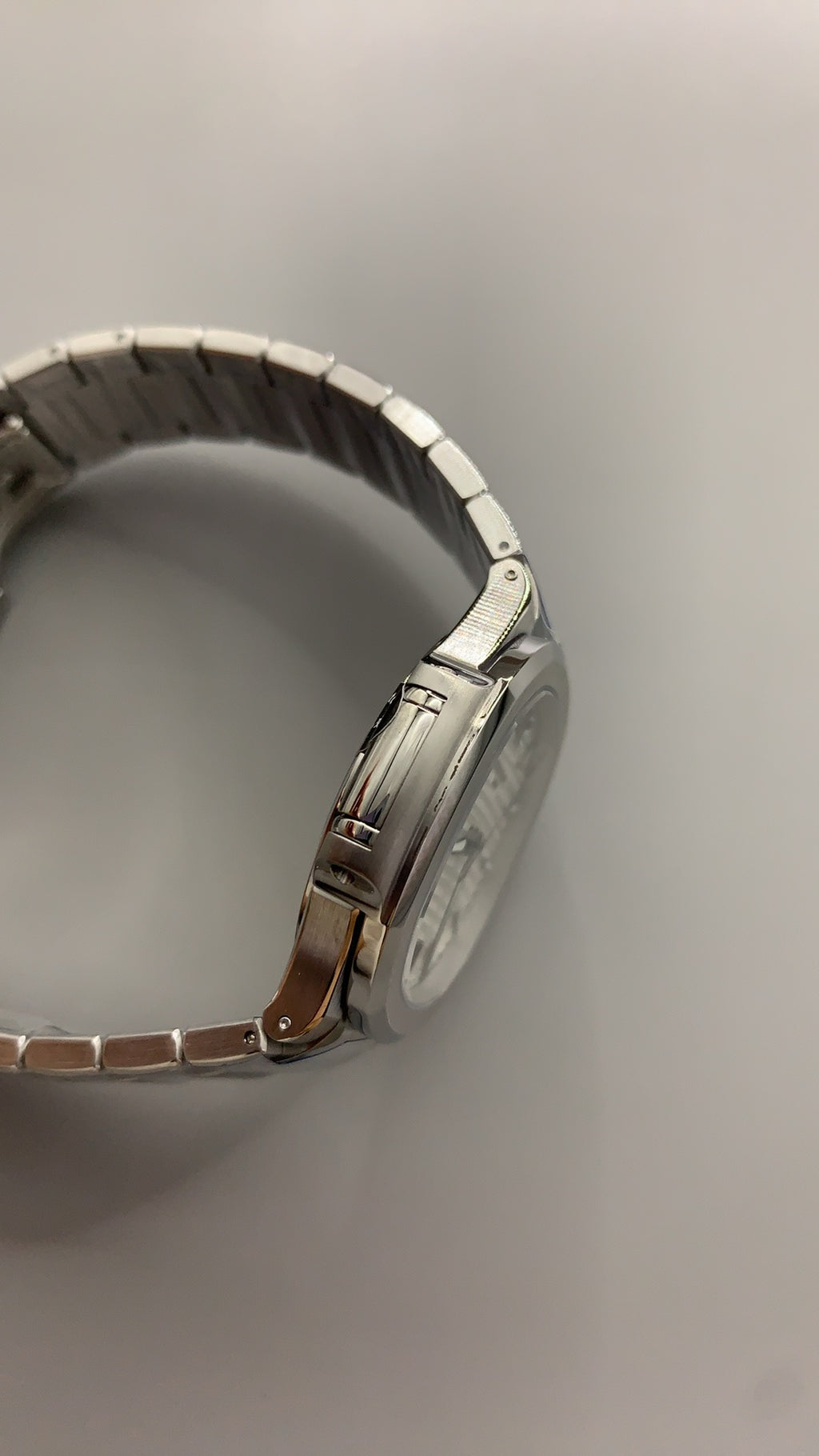 Patek Philippe Nautilus 7118 | 35.2MM | หน้าปัดเปลือกหอยมุกสีขาว | ประดับเพชร | กลไกอัตโนมัติ Cal.324 S C