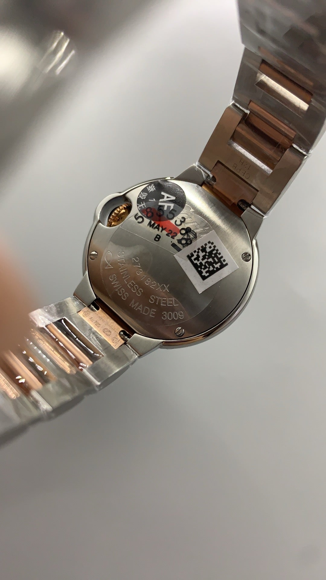 Cartier Ballon Bleu de Cartier | ขนาด 28 มม. | หน้าปัดเปลือกหอย | สองกษัตริย์ (สแตนเลสสตีล+สีโรสโกลด์) | ควอตซ์ (Quartz)