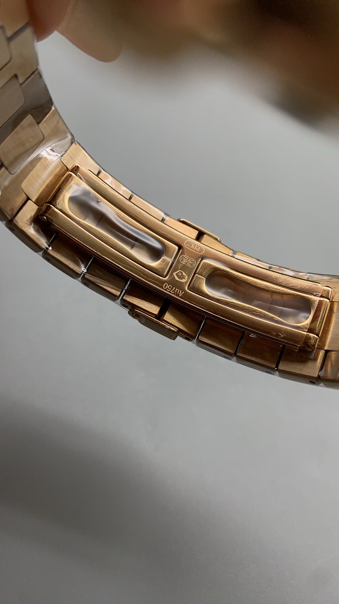 Patek Philippe Nautilus 5711 | 40MM | หน้าปัดสีขาวลายริ้ว | ตัวเรือนสแตนเลสเคลือบสีโรสโกลด์ PVD | กลไกอัตโนมัติ Cal.324 S C