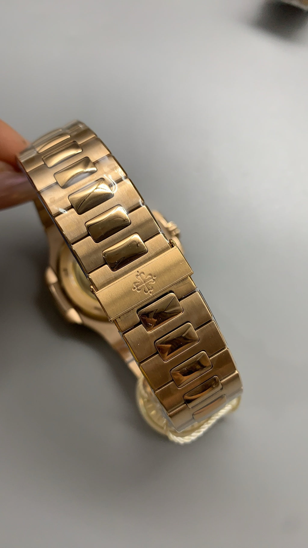 Patek Philippe Nautilus 5711 | 40MM | หน้าปัดสีขาวลายริ้ว | ตัวเรือนสแตนเลสเคลือบสีโรสโกลด์ PVD | กลไกอัตโนมัติ Cal.324 S C