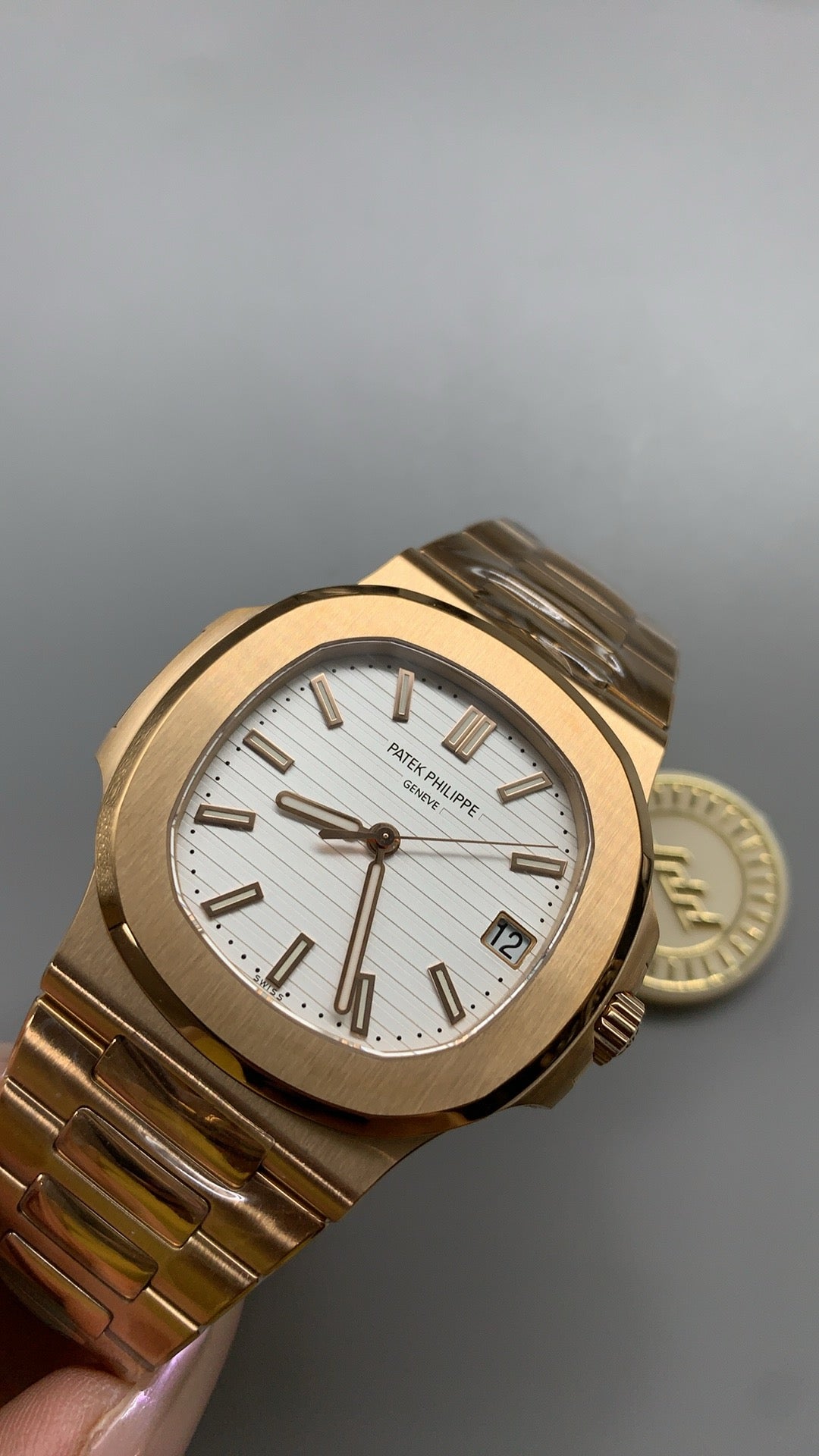 Patek Philippe Nautilus 5711 | 40MM | หน้าปัดสีขาวลายริ้ว | ตัวเรือนสแตนเลสเคลือบสีโรสโกลด์ PVD | กลไกอัตโนมัติ Cal.324 S C