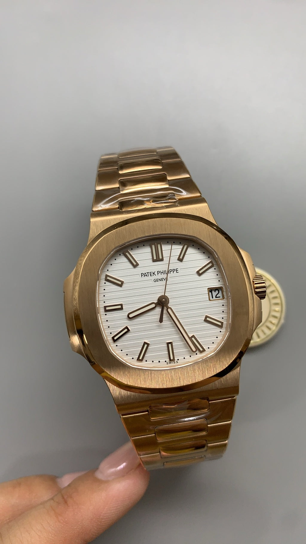 Patek Philippe Nautilus 5711 | 40MM | หน้าปัดสีขาวลายริ้ว | ตัวเรือนสแตนเลสเคลือบสีโรสโกลด์ PVD | กลไกอัตโนมัติ Cal.324 S C