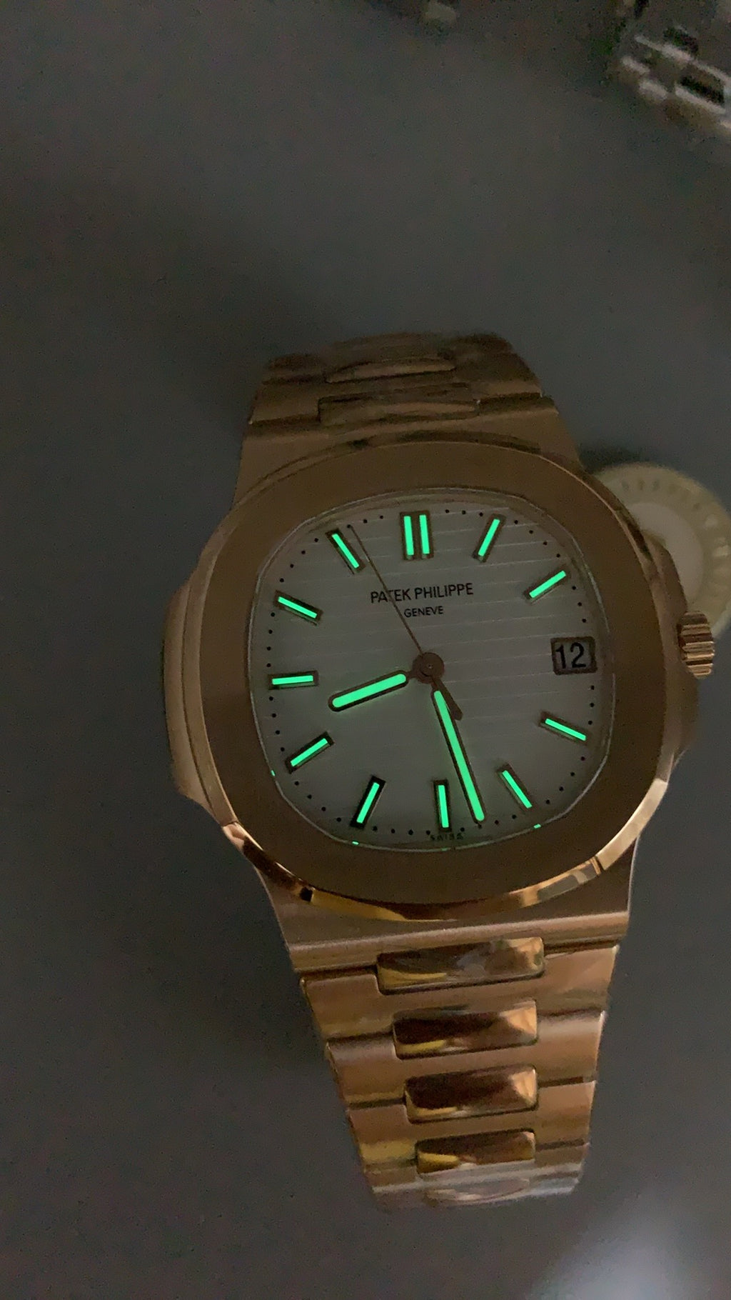 Patek Philippe Nautilus 5711 | 40MM | หน้าปัดสีขาวลายริ้ว | ตัวเรือนสแตนเลสเคลือบสีโรสโกลด์ PVD | กลไกอัตโนมัติ Cal.324 S C