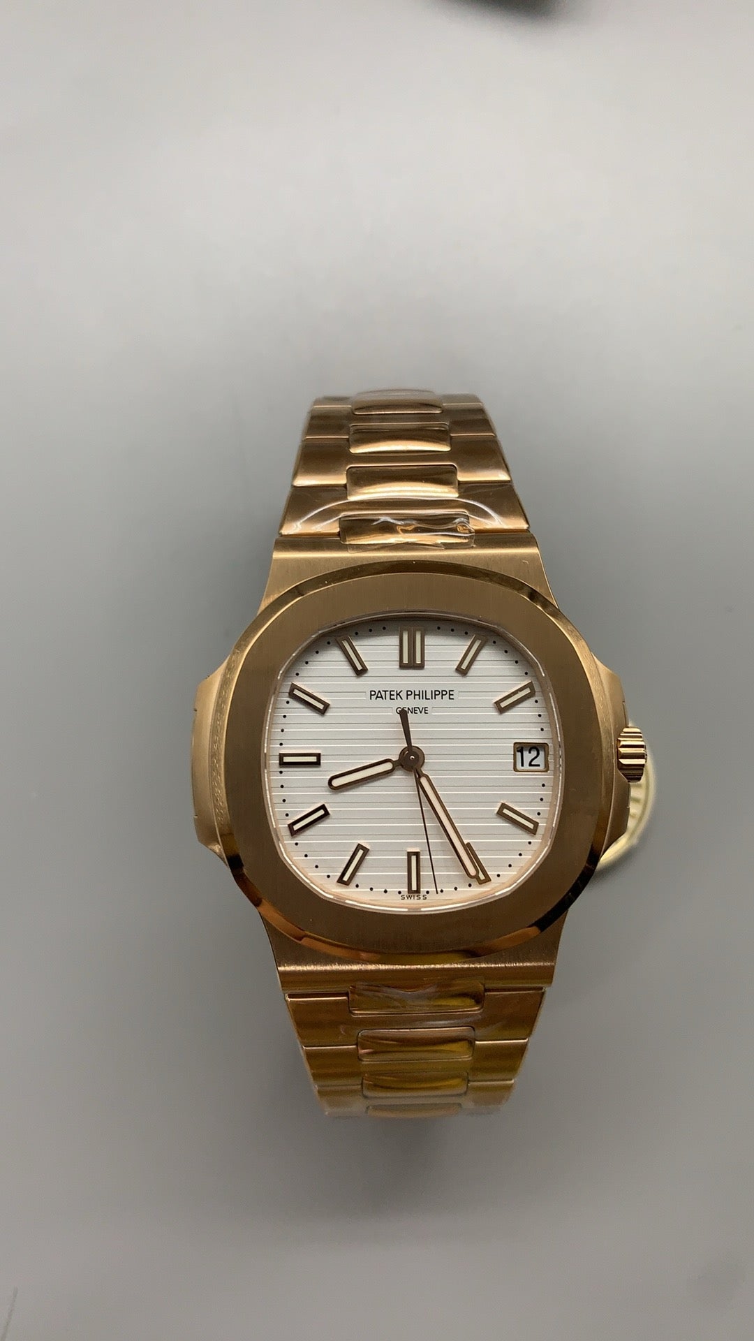 Patek Philippe Nautilus 5711 | 40MM | หน้าปัดสีขาวลายริ้ว | ตัวเรือนสแตนเลสเคลือบสีโรสโกลด์ PVD | กลไกอัตโนมัติ Cal.324 S C