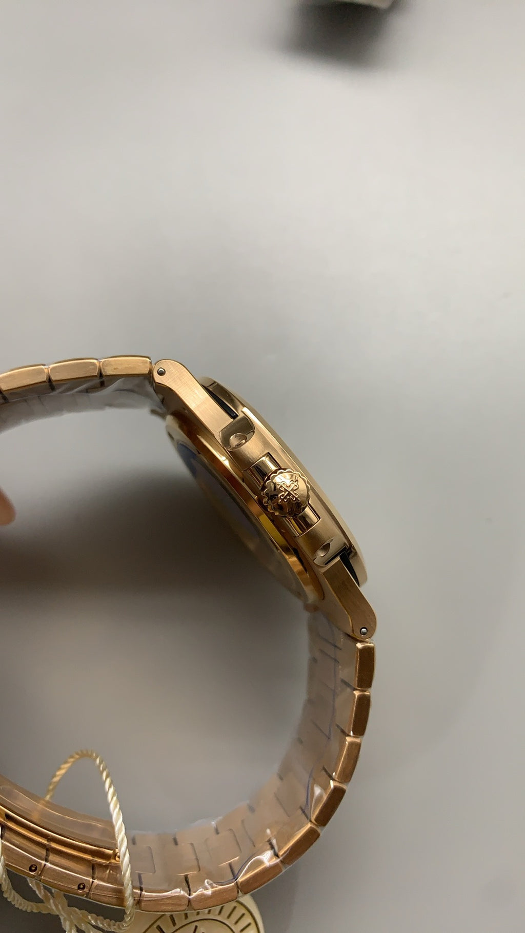 Patek Philippe Nautilus 5711 | 40MM | หน้าปัดสีขาวลายริ้ว | ตัวเรือนสแตนเลสเคลือบสีโรสโกลด์ PVD | กลไกอัตโนมัติ Cal.324 S C