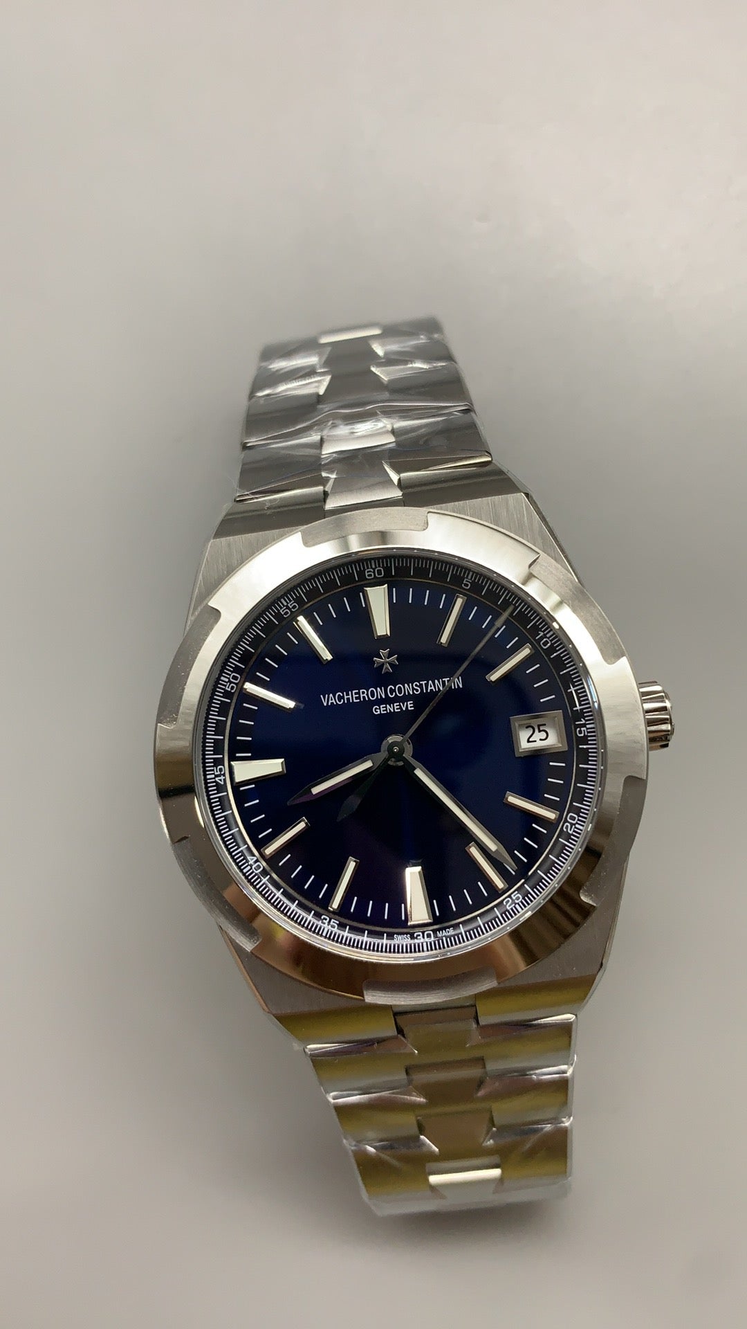 Vacheron Constantin Overseas 4500V | 41MM | ตัวเรือนสแตนเลสสตีล | ฟังก์ชันวันที่ | หน้าปัดสีน้ำเงิน | สายเหล็กสแตนเลส | กลไกอัตโนมัติ Cal.5100