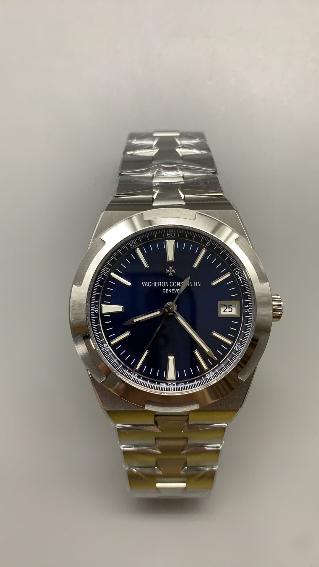 Vacheron Constantin Overseas 4500V | 41MM | ตัวเรือนสแตนเลสสตีล | ฟังก์ชันวันที่ | หน้าปัดสีน้ำเงิน | สายเหล็กสแตนเลส | กลไกอัตโนมัติ Cal.5100