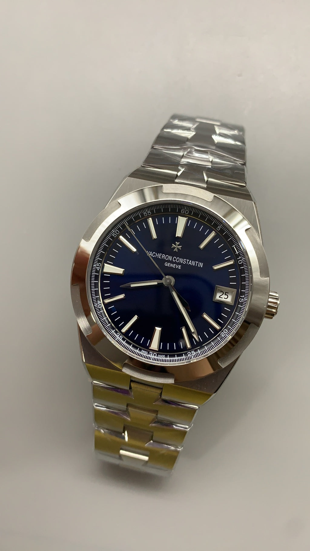 Vacheron Constantin Overseas 4500V | 41MM | ตัวเรือนสแตนเลสสตีล | ฟังก์ชันวันที่ | หน้าปัดสีน้ำเงิน | สายเหล็กสแตนเลส | กลไกอัตโนมัติ Cal.5100