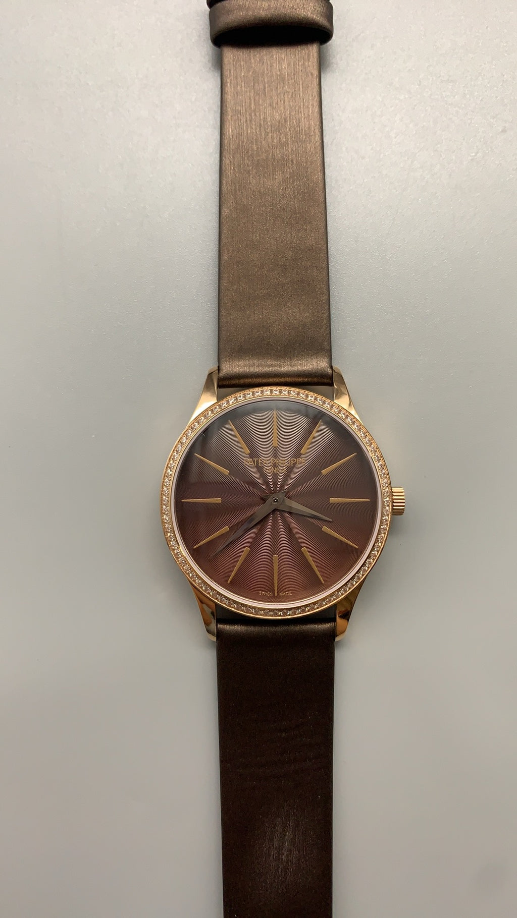 Patek Philippe Nautilus 5897 | 33MM | หน้าปัดเปลือกหอยมุก | ขอบประดับเพชร | กลไกอัตโนมัติ Cal.324 S C