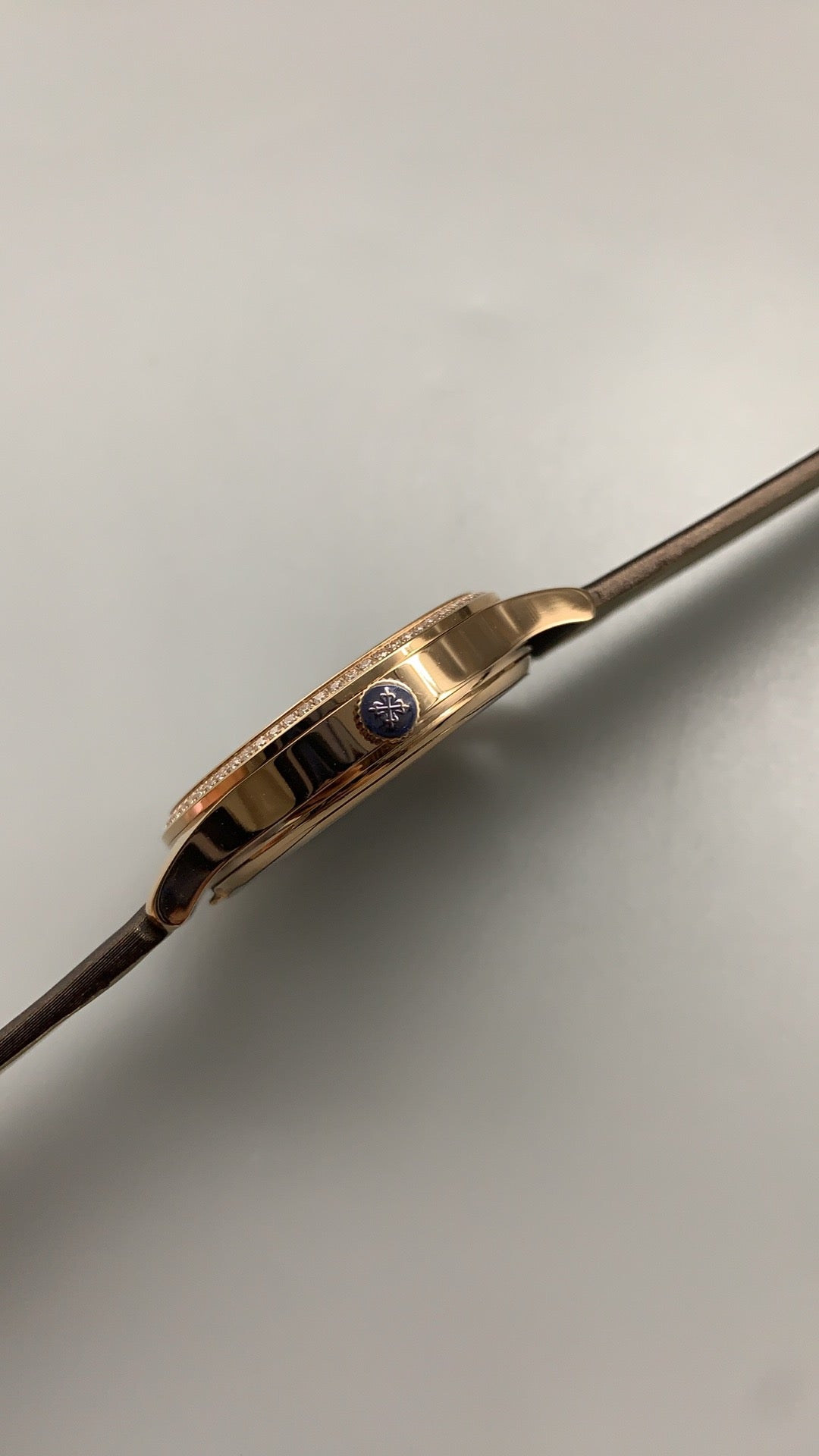 Patek Philippe Nautilus 5897 | 33MM | หน้าปัดเปลือกหอยมุก | ขอบประดับเพชร | กลไกอัตโนมัติ Cal.324 S C