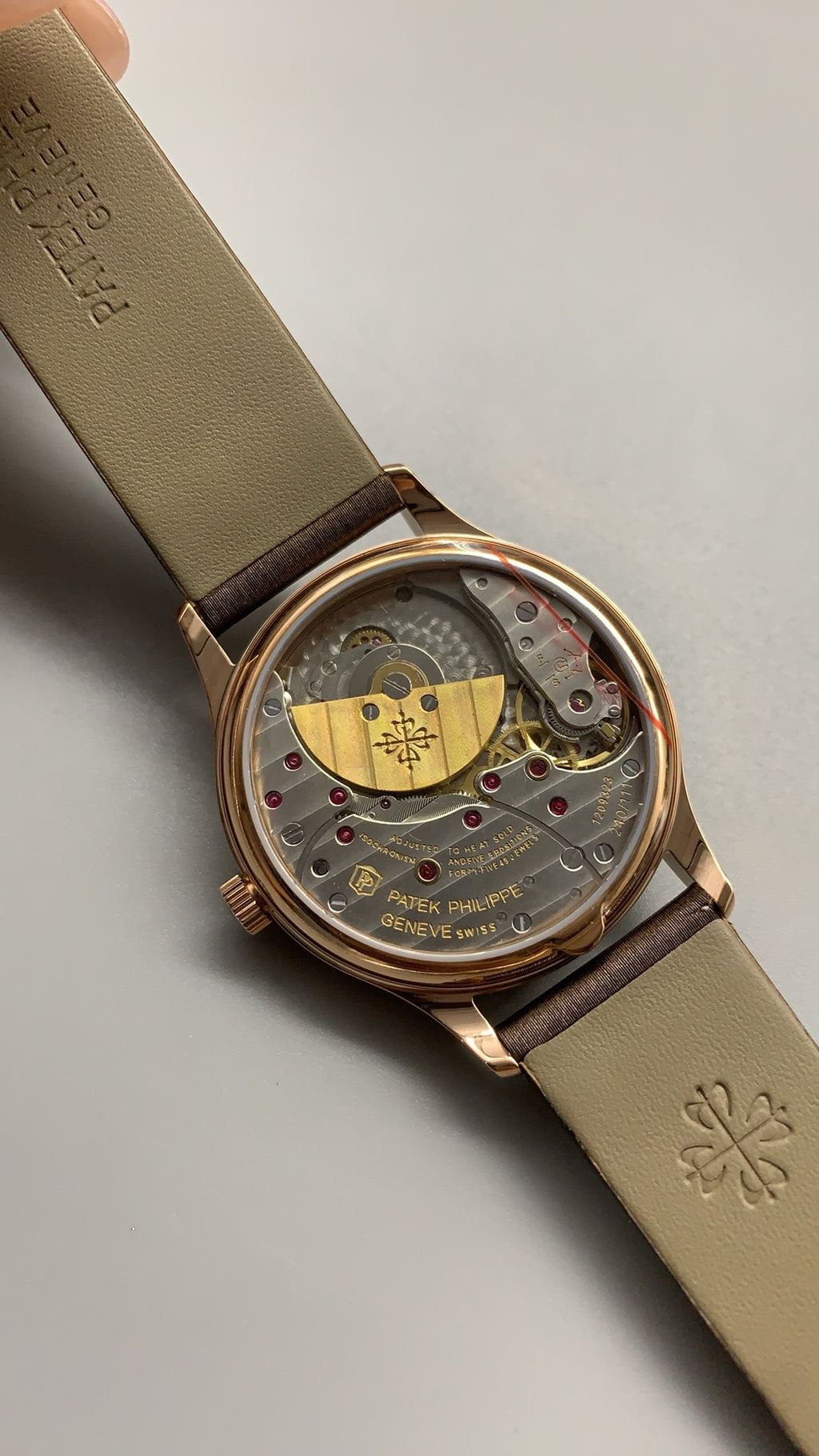 Patek Philippe Nautilus 5897 | 33MM | หน้าปัดเปลือกหอยมุก | ขอบประดับเพชร | กลไกอัตโนมัติ Cal.324 S C