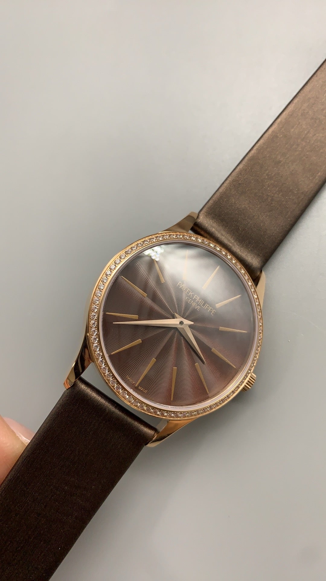 Patek Philippe Nautilus 5897 | 33MM | หน้าปัดเปลือกหอยมุก | ขอบประดับเพชร | กลไกอัตโนมัติ Cal.324 S C