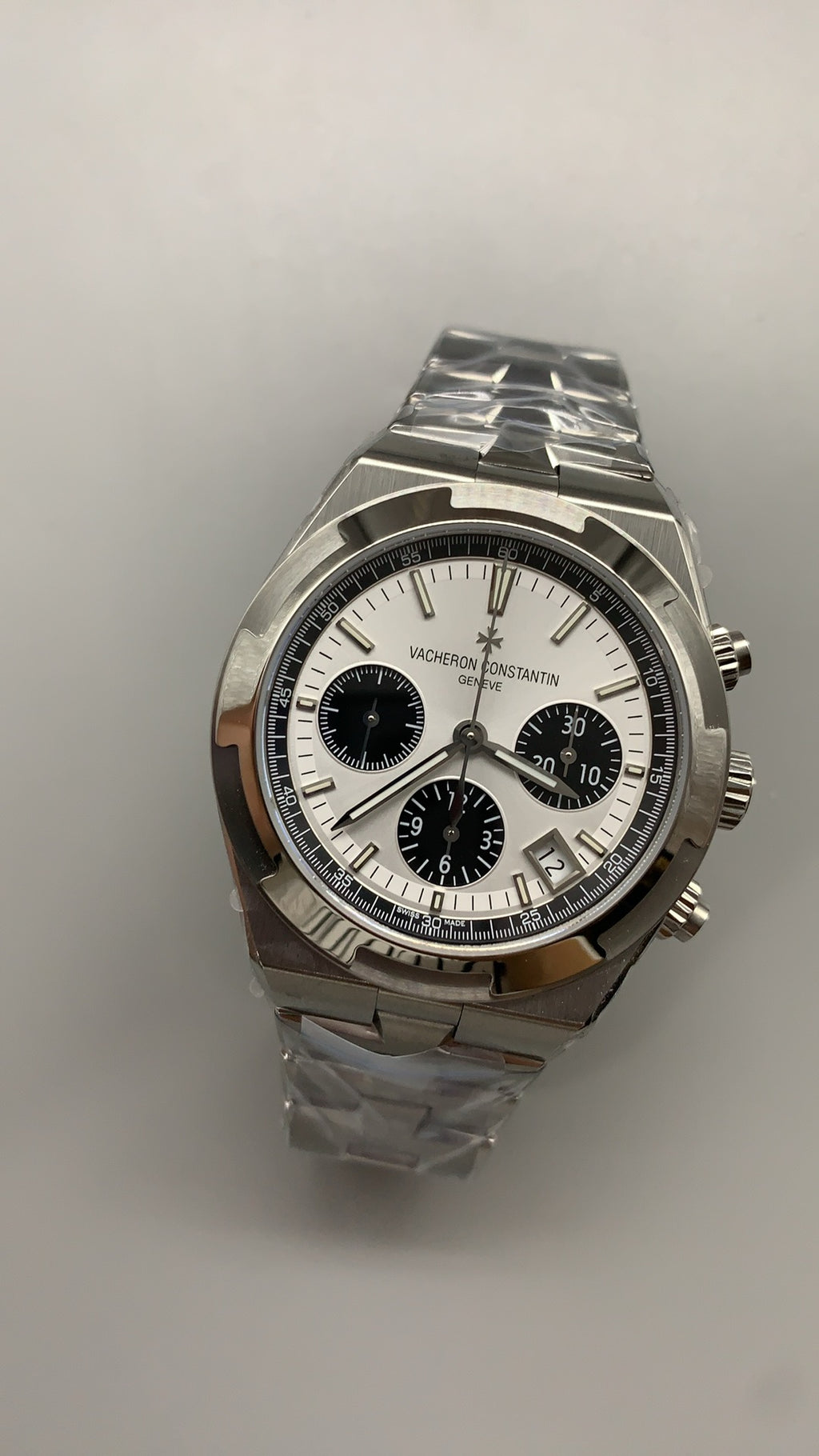 Vacheron Constantin Overseas Chronograph 5500V | 42.5MM | ตัวเรือนสแตนเลสสตีล | ฟังก์ชันจับเวลา | หน้าปัดสีน้ำเงิน | กลไกอัตโนมัติ Cal.5200