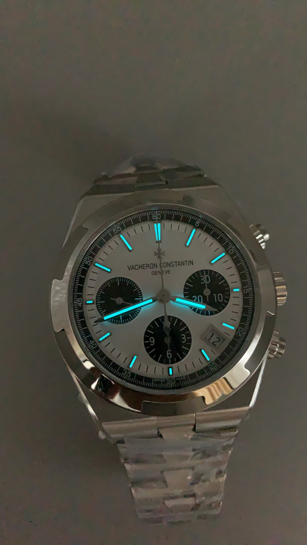 Vacheron Constantin Overseas Chronograph 5500V | 42.5MM | ตัวเรือนสแตนเลสสตีล | ฟังก์ชันจับเวลา | หน้าปัดสีน้ำเงิน | กลไกอัตโนมัติ Cal.5200