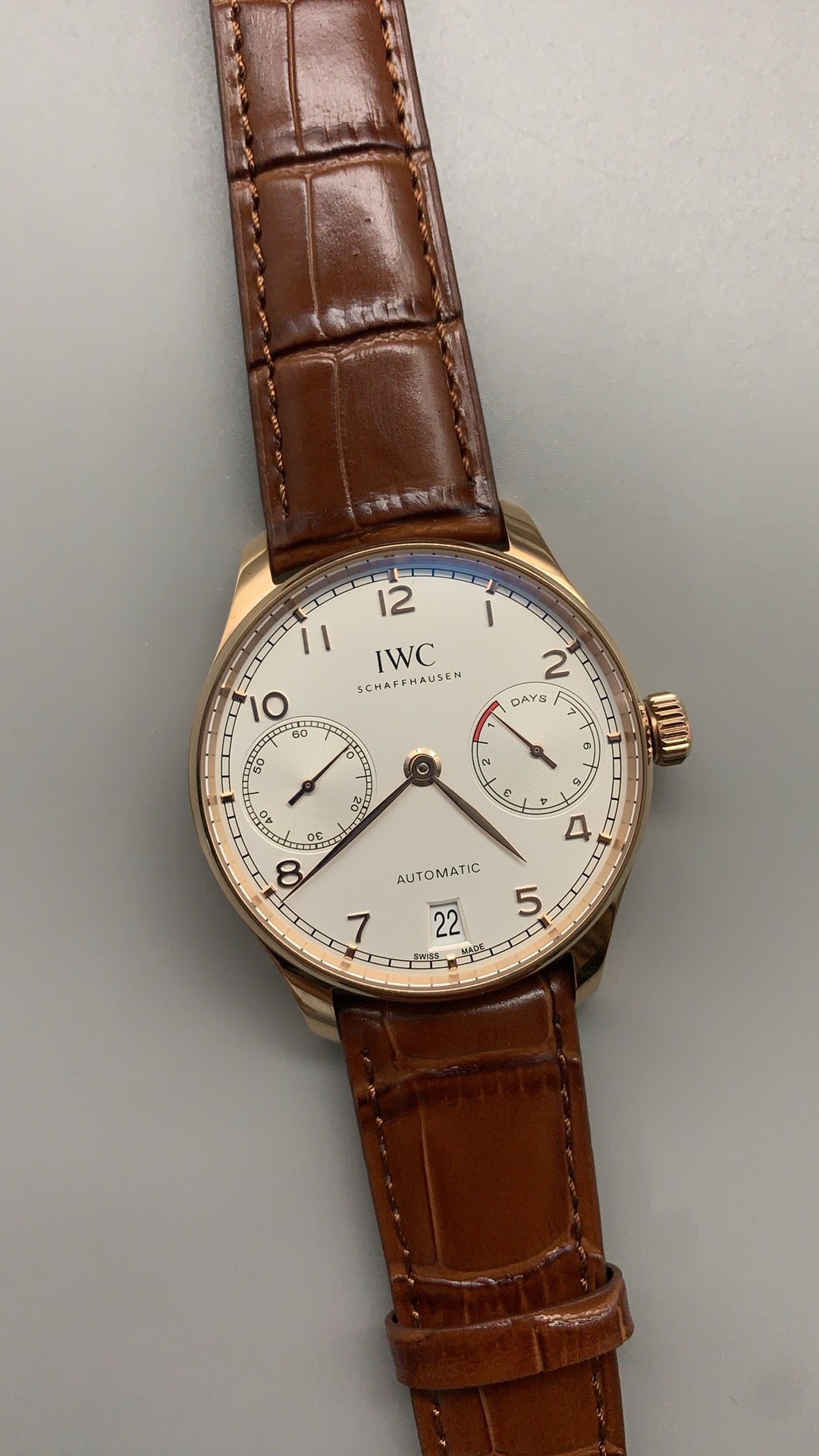 IWC Portugieser Automatic 7 Days | 42.3MM | ตัวเรือนโทนโรสโกลด์ | พลังงานสำรอง 7 วัน | หน้าปัดสีขาว | สายหนังจระเข้สีน้ำตาล | กลไกอัตโนมัติ Cal.52010