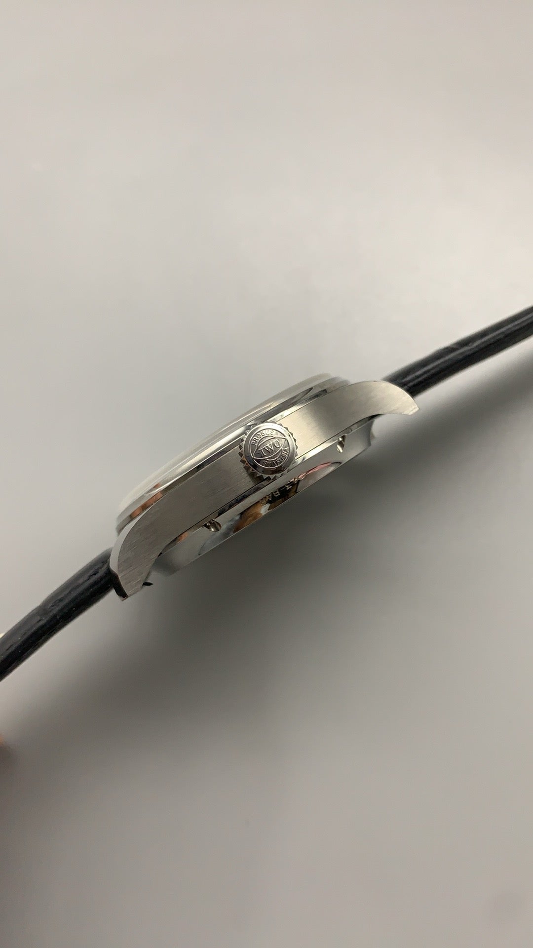 IWC Portugieser Perpetual Calendar 44 | 44.2MM | ตัวเรือนสแตนเลสสตีล | ปฏิทินถาวร + พลังงานสำรอง 7 วัน | หน้าปัดสีเขียว | สายหนังจระเข้สีดำ | กลไกอัตโนมัติ Cal.52610