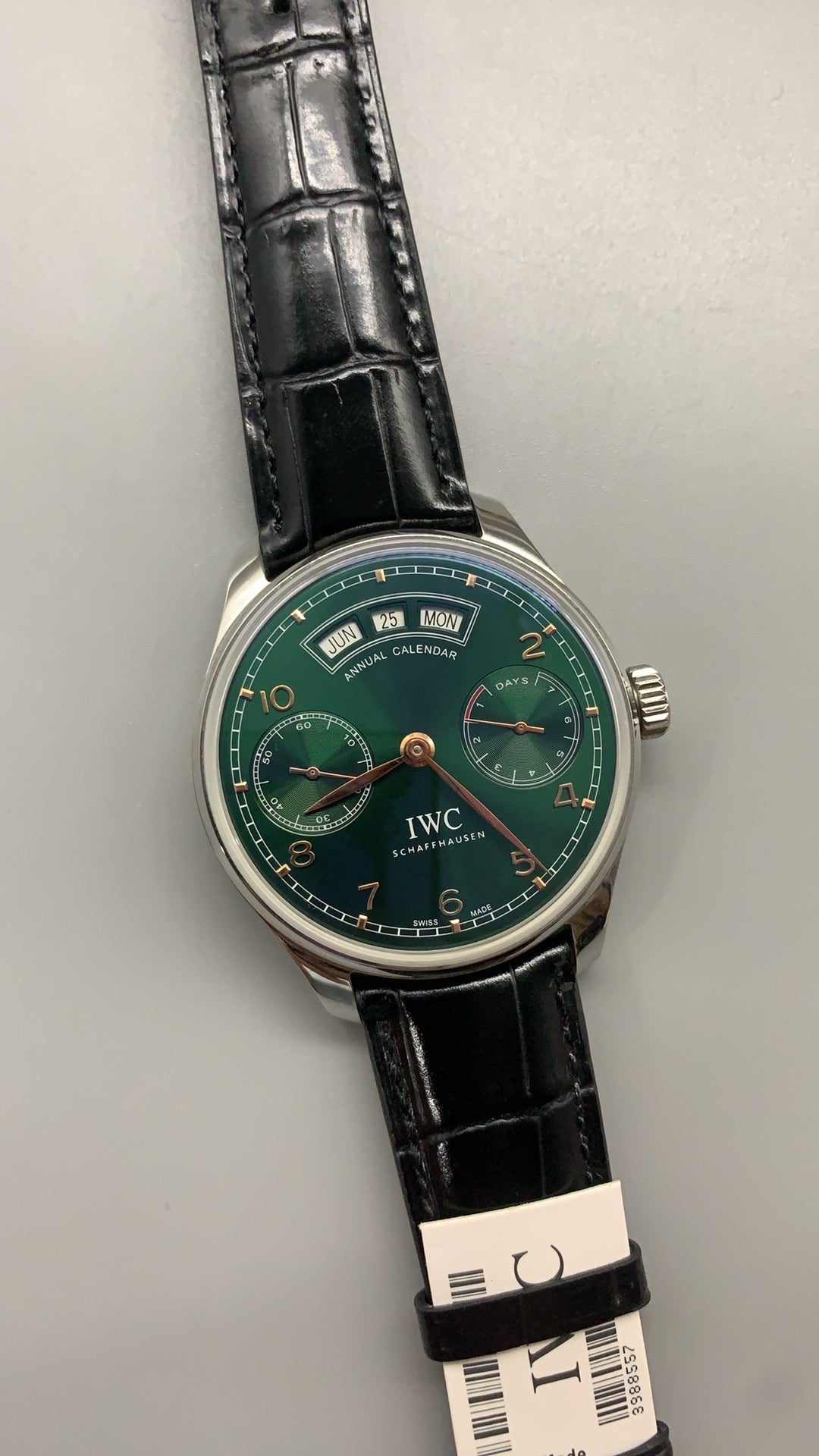 IWC Portugieser Perpetual Calendar 44 | 44.2MM | ตัวเรือนสแตนเลสสตีล | ปฏิทินถาวร + พลังงานสำรอง 7 วัน | หน้าปัดสีเขียว | สายหนังจระเข้สีดำ | กลไกอัตโนมัติ Cal.52610