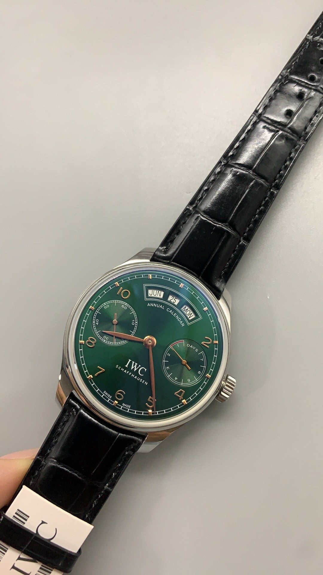 IWC Portugieser Perpetual Calendar 44 | 44.2MM | ตัวเรือนสแตนเลสสตีล | ปฏิทินถาวร + พลังงานสำรอง 7 วัน | หน้าปัดสีเขียว | สายหนังจระเข้สีดำ | กลไกอัตโนมัติ Cal.52610