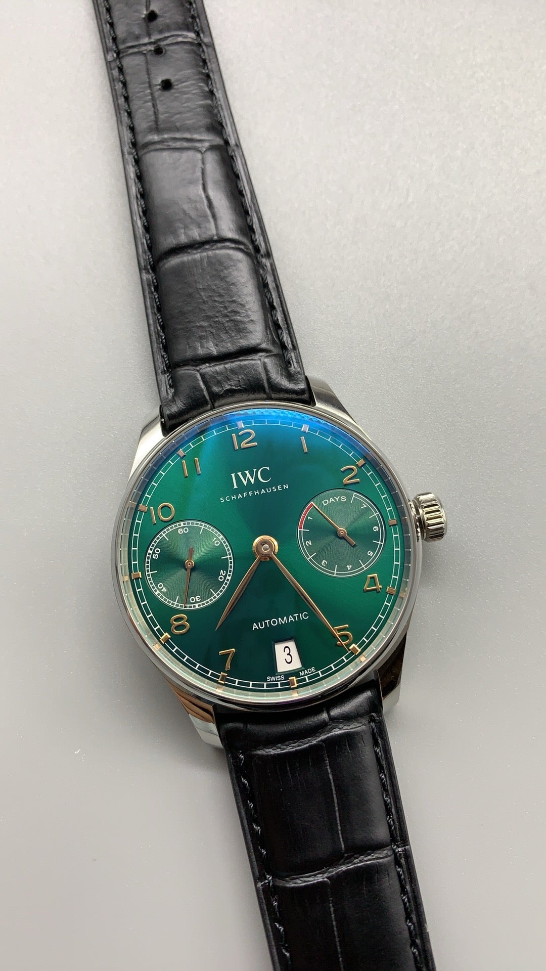 IWC Portugieser Automatic 7 Days | 42.3MM | ตัวเรือนสแตนเลสสตีล | พลังงานสำรอง 7 วัน | หน้าปัดสีเขียว | สายหนังจระเข้สีดำ | กลไกอัตโนมัติ Cal.52010