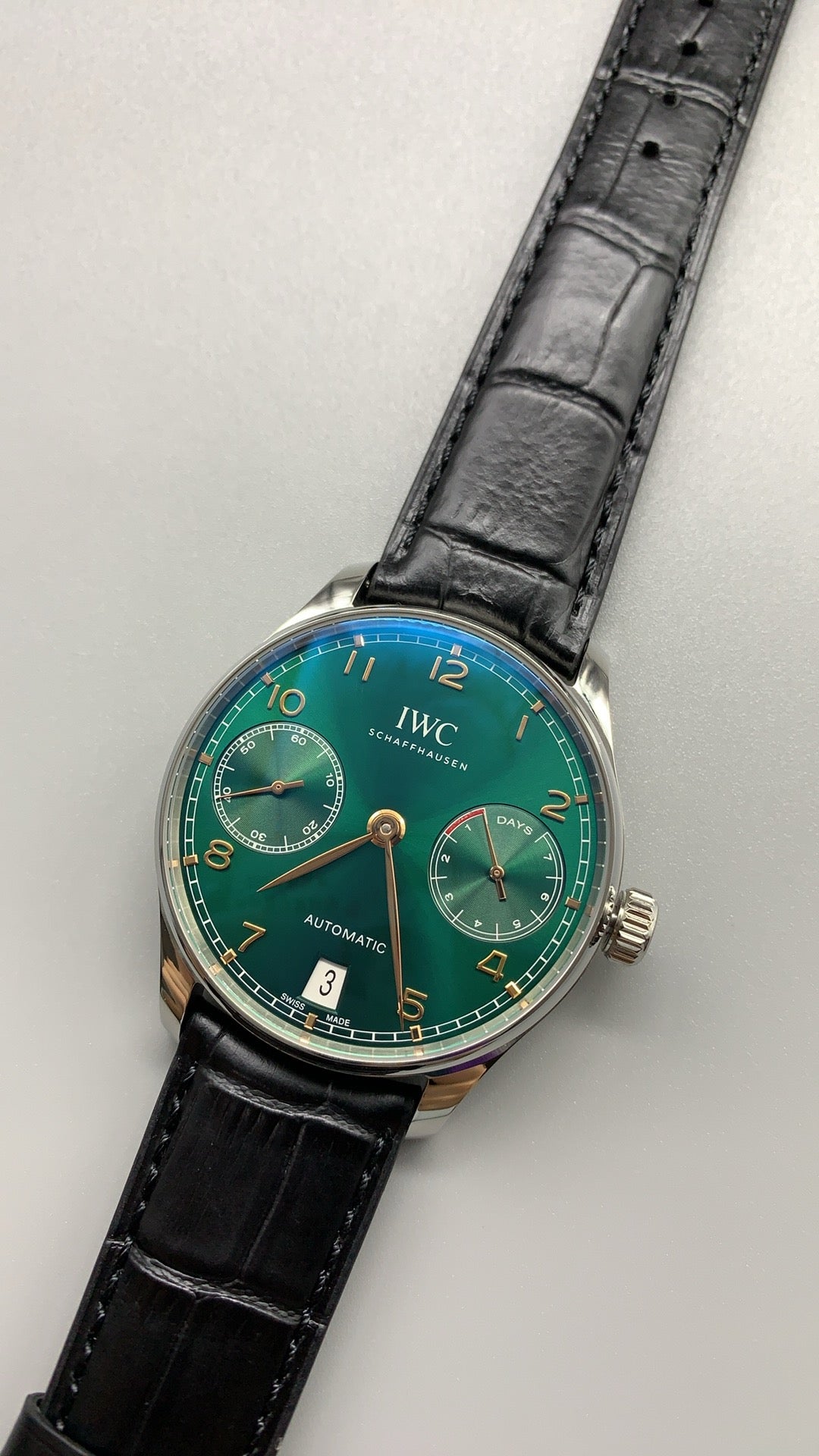 IWC Portugieser Automatic 7 Days | 42.3MM | ตัวเรือนสแตนเลสสตีล | พลังงานสำรอง 7 วัน | หน้าปัดสีเขียว | สายหนังจระเข้สีดำ | กลไกอัตโนมัติ Cal.52010