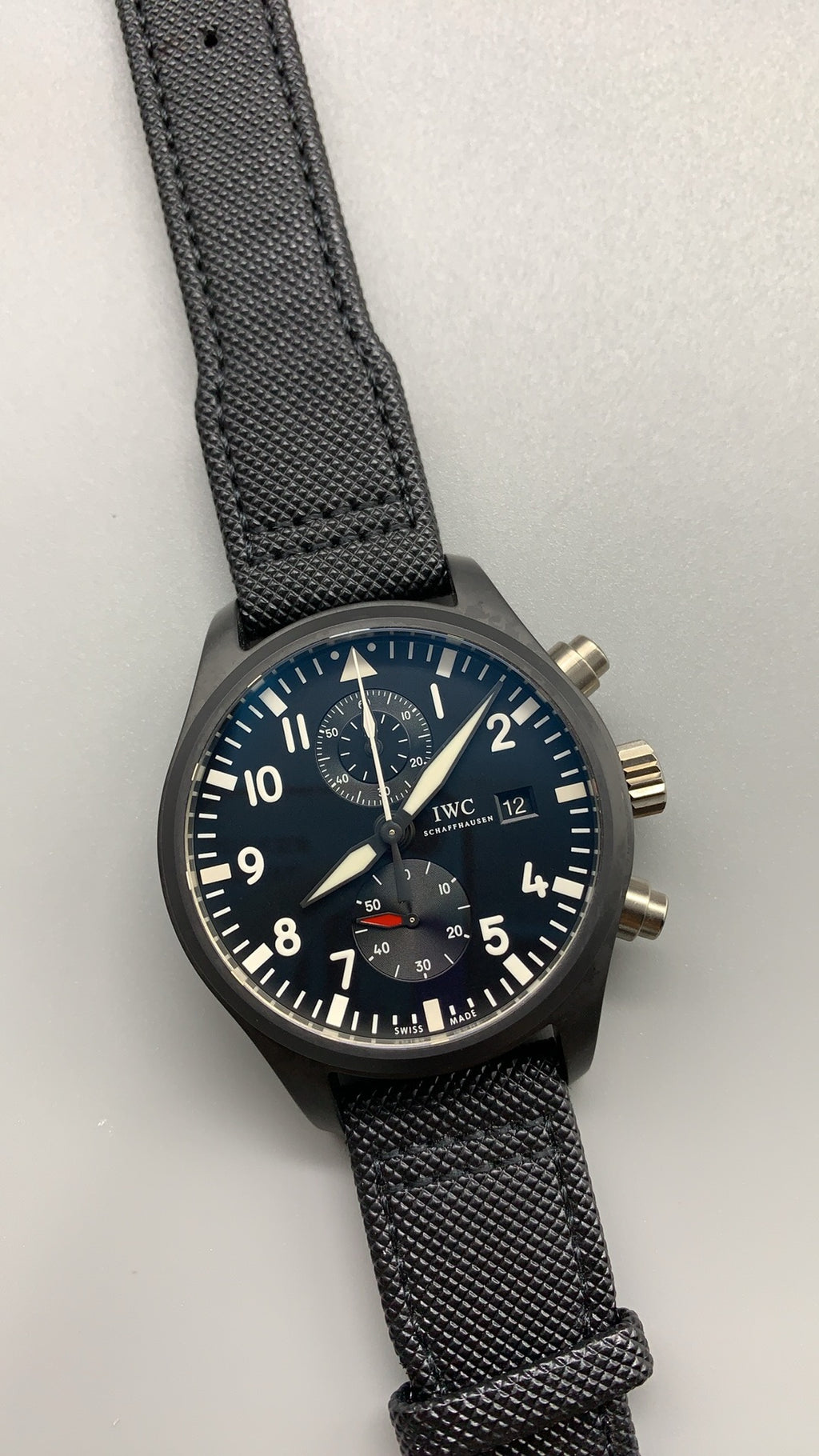 IWC Pilot's Watch | 40MM | ตัวเรือนสแตนเลสสตีล | ฟังก์ชันวันที่ | หน้าปัดสีดำ | สายหนังวัวสีดำ | กลไกอัตโนมัติ Cal.32111