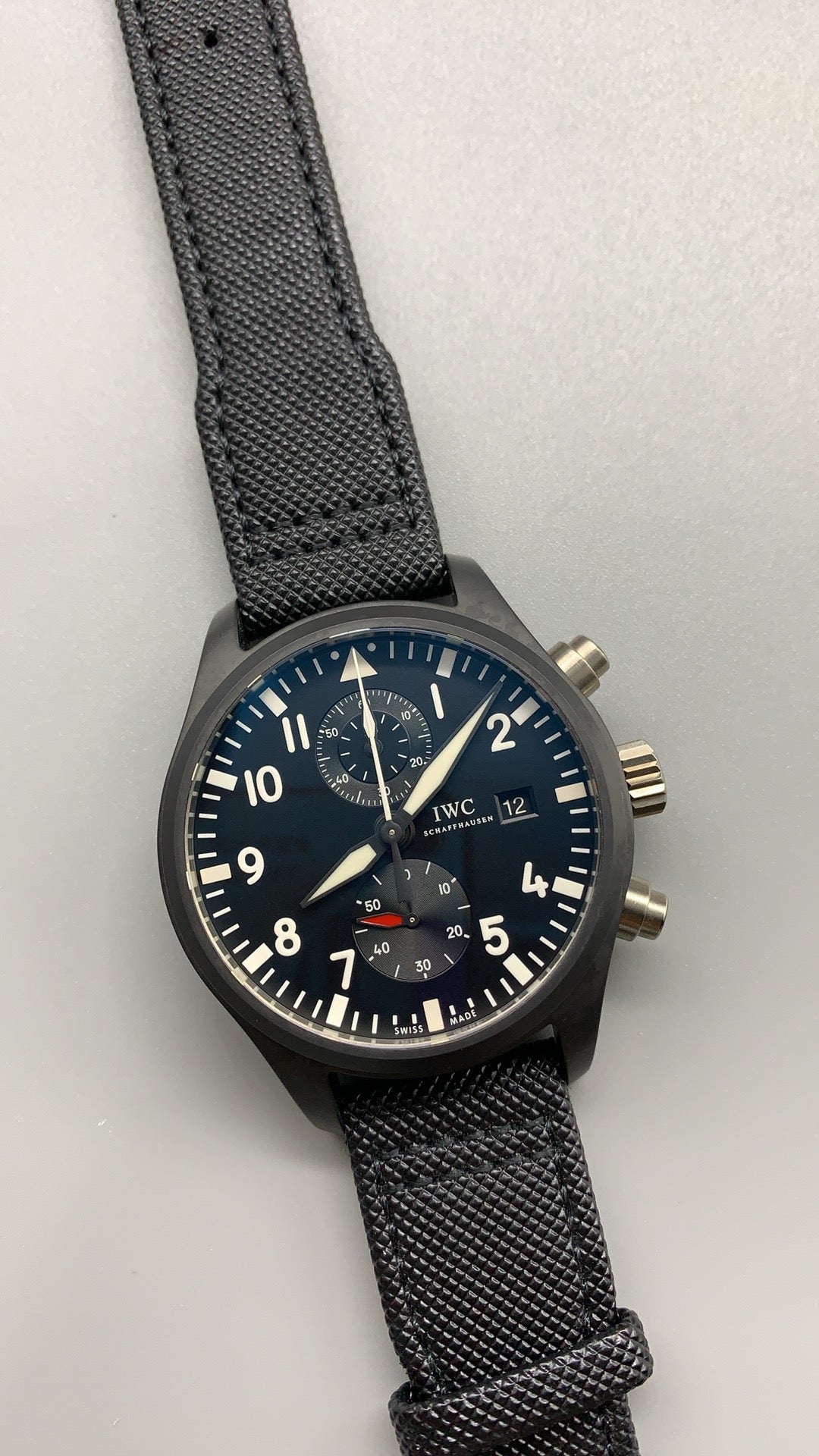 IWC Pilot's Watch | 40MM | ตัวเรือนสแตนเลสสตีล | ฟังก์ชันวันที่ | หน้าปัดสีดำ | สายหนังวัวสีดำ | กลไกอัตโนมัติ Cal.32111