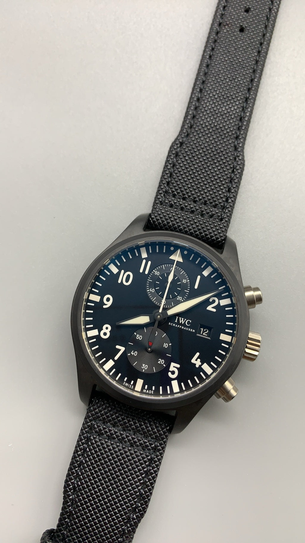 IWC Pilot's Watch | 40MM | ตัวเรือนสแตนเลสสตีล | ฟังก์ชันวันที่ | หน้าปัดสีดำ | สายหนังวัวสีดำ | กลไกอัตโนมัติ Cal.32111