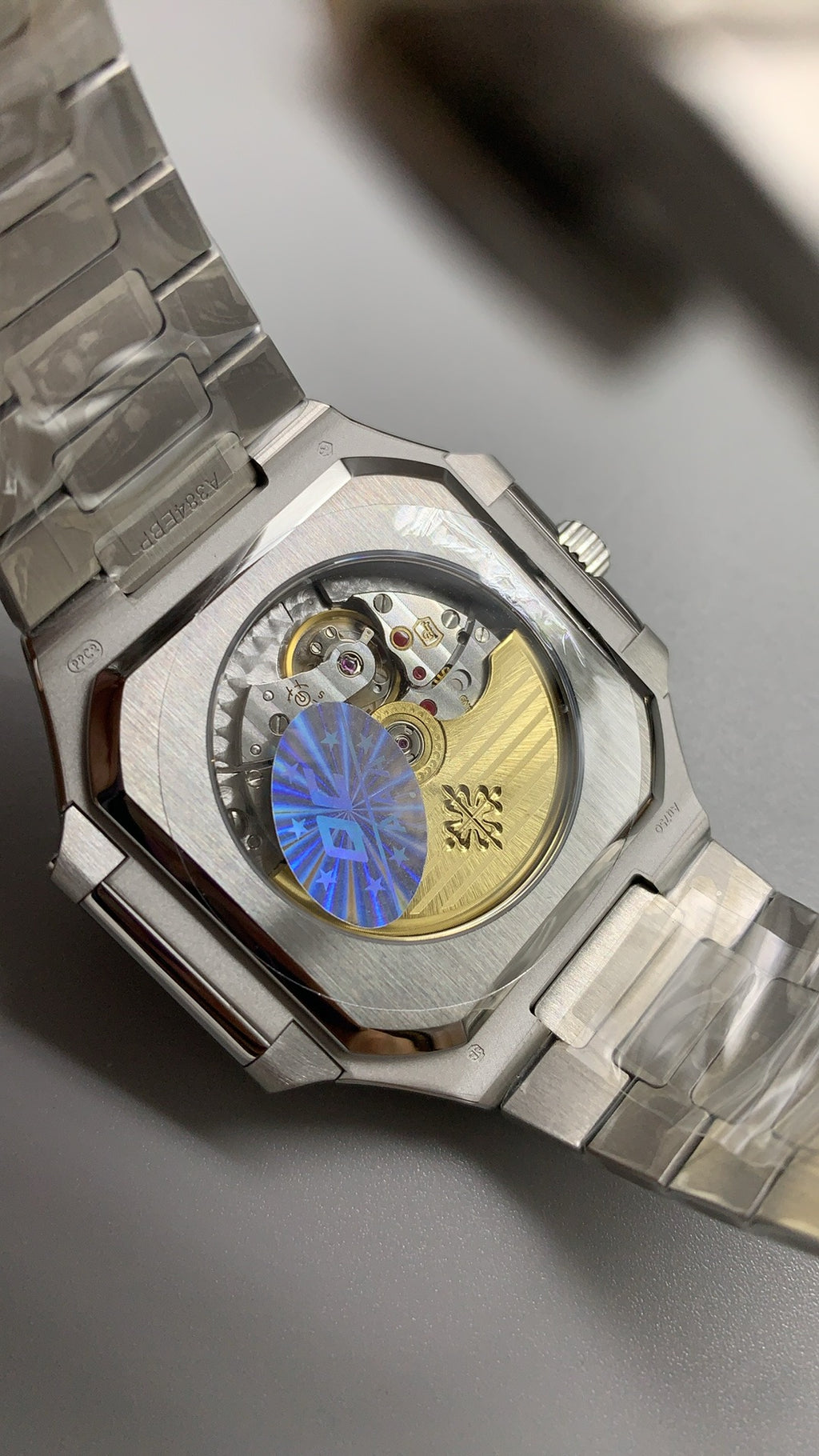 Patek Philippe Nautilus 5821 | 41MM | หน้าปัดสีน้ำเงินซันเรย์ | ตัวเรือนสแตนเลสสตีล | กลไกอัตโนมัติ Cal.26-330