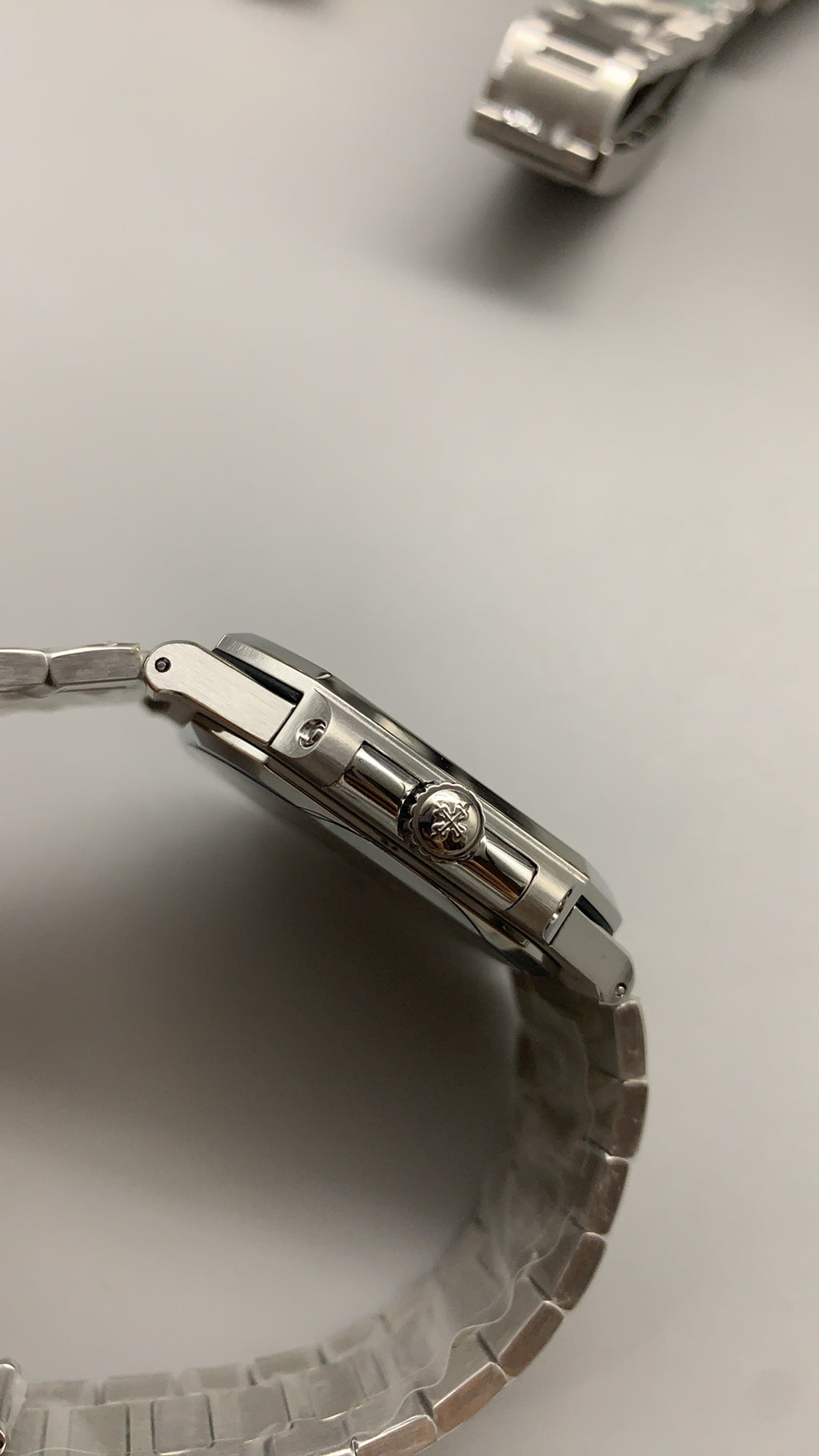 Patek Philippe Nautilus 5821 | 41MM | หน้าปัดสีน้ำเงินซันเรย์ | ตัวเรือนสแตนเลสสตีล | กลไกอัตโนมัติ Cal.26-330