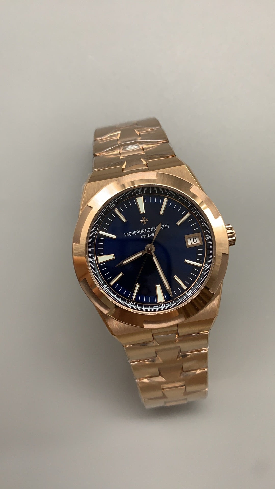 Vacheron Constantin Overseas 4500V | 41MM | ตัวเรือนสแตนเลสสตีลเคลือบสีโรสโกลด์ | ฟังก์ชันวันที่ | หน้าปัดสีน้ำตาลซันเบิร์สต์ | กลไกอัตโนมัติ Cal.5100