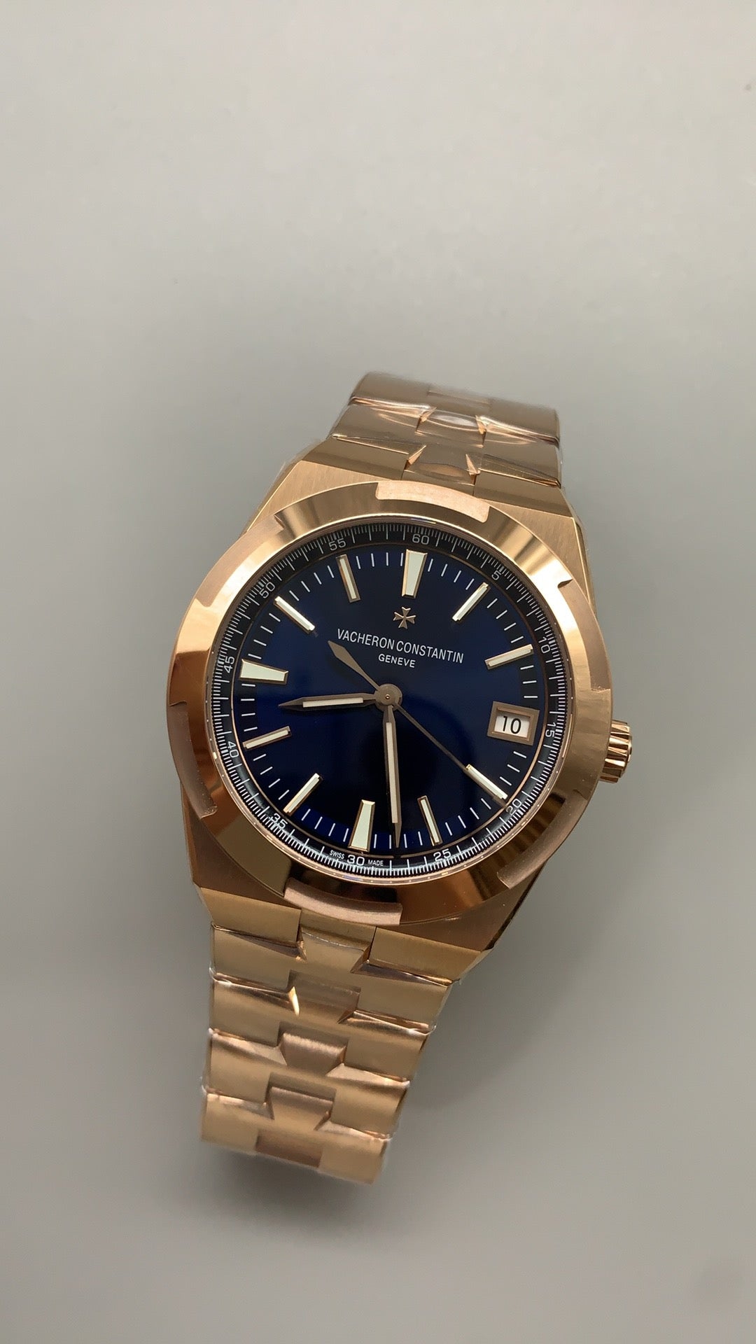 Vacheron Constantin Overseas 4500V | 41MM | ตัวเรือนสแตนเลสสตีลเคลือบสีโรสโกลด์ | ฟังก์ชันวันที่ | หน้าปัดสีน้ำตาลซันเบิร์สต์ | กลไกอัตโนมัติ Cal.5100