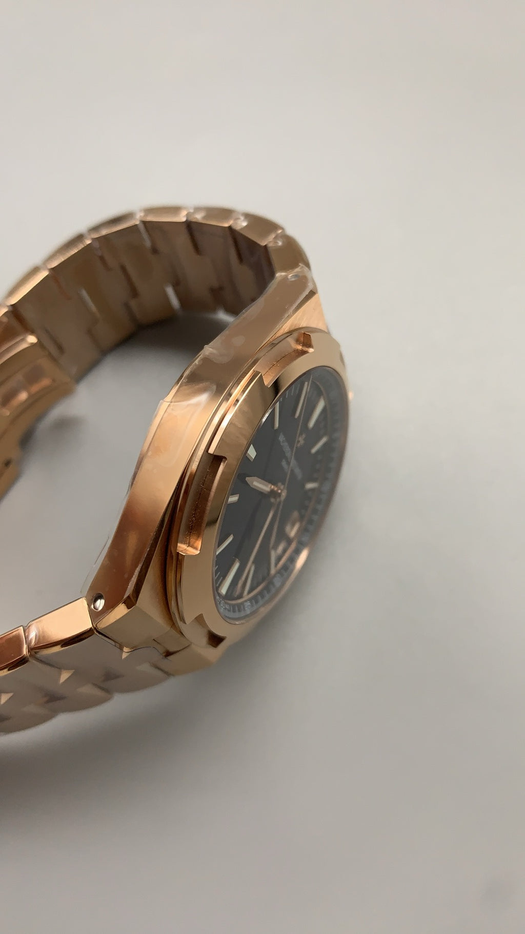 Vacheron Constantin Overseas 4500V | 41MM | ตัวเรือนสแตนเลสสตีลเคลือบสีโรสโกลด์ | ฟังก์ชันวันที่ | หน้าปัดสีน้ำตาลซันเบิร์สต์ | กลไกอัตโนมัติ Cal.5100