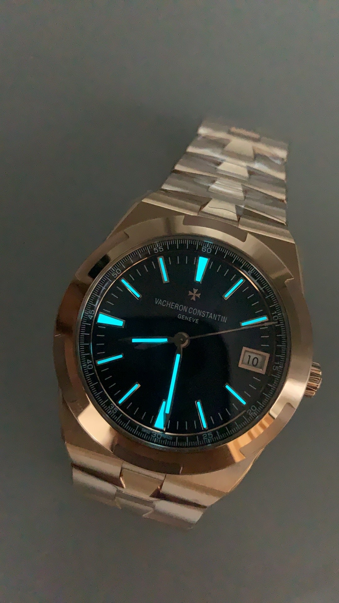 Vacheron Constantin Overseas 4500V | 41MM | ตัวเรือนสแตนเลสสตีลเคลือบสีโรสโกลด์ | ฟังก์ชันวันที่ | หน้าปัดสีน้ำตาลซันเบิร์สต์ | กลไกอัตโนมัติ Cal.5100