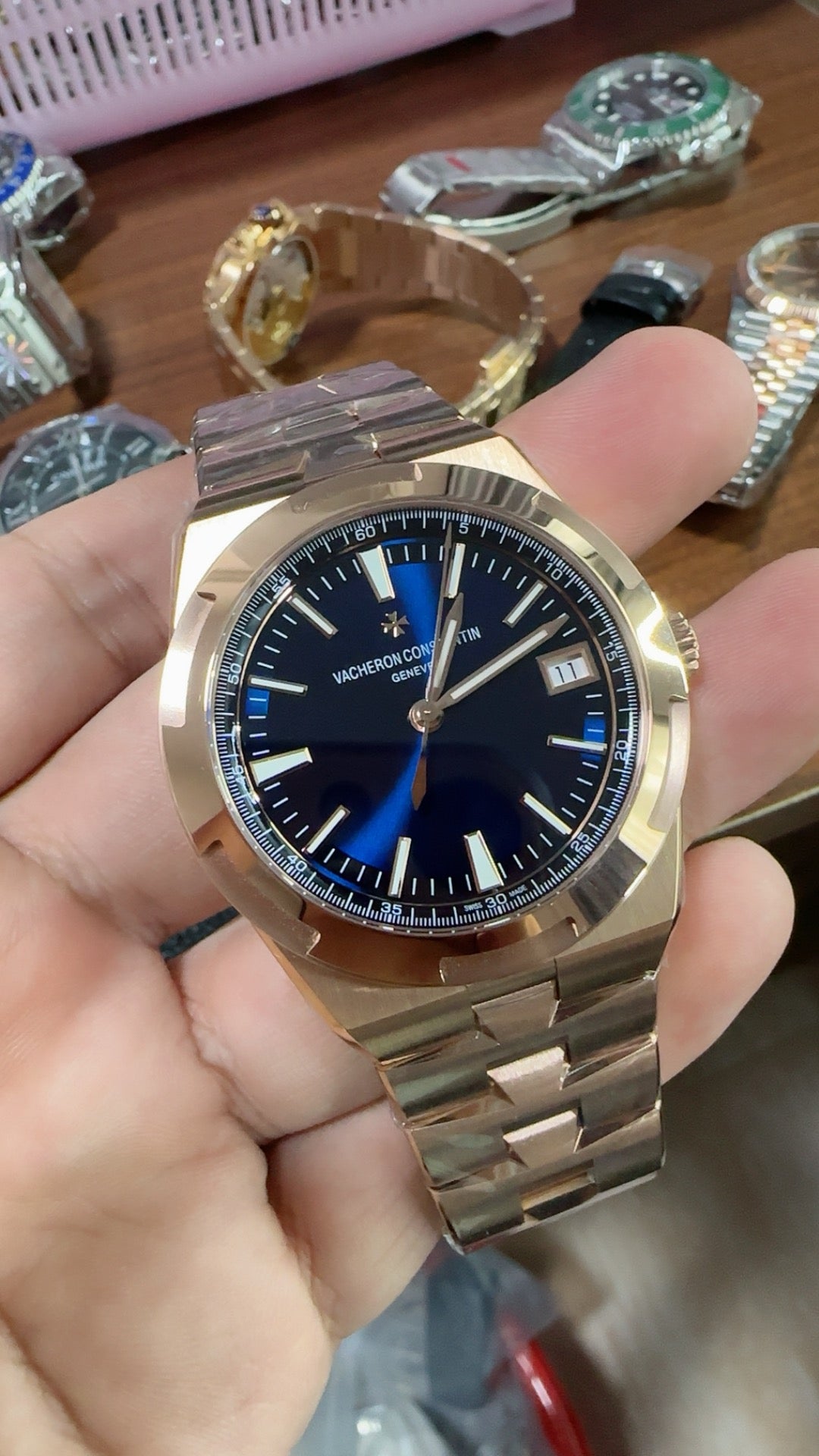 Vacheron Constantin Overseas 4500V | 41MM | ตัวเรือนสแตนเลสสตีลเคลือบสีโรสโกลด์ | ฟังก์ชันวันที่ | หน้าปัดสีน้ำตาลซันเบิร์สต์ | กลไกอัตโนมัติ Cal.5100