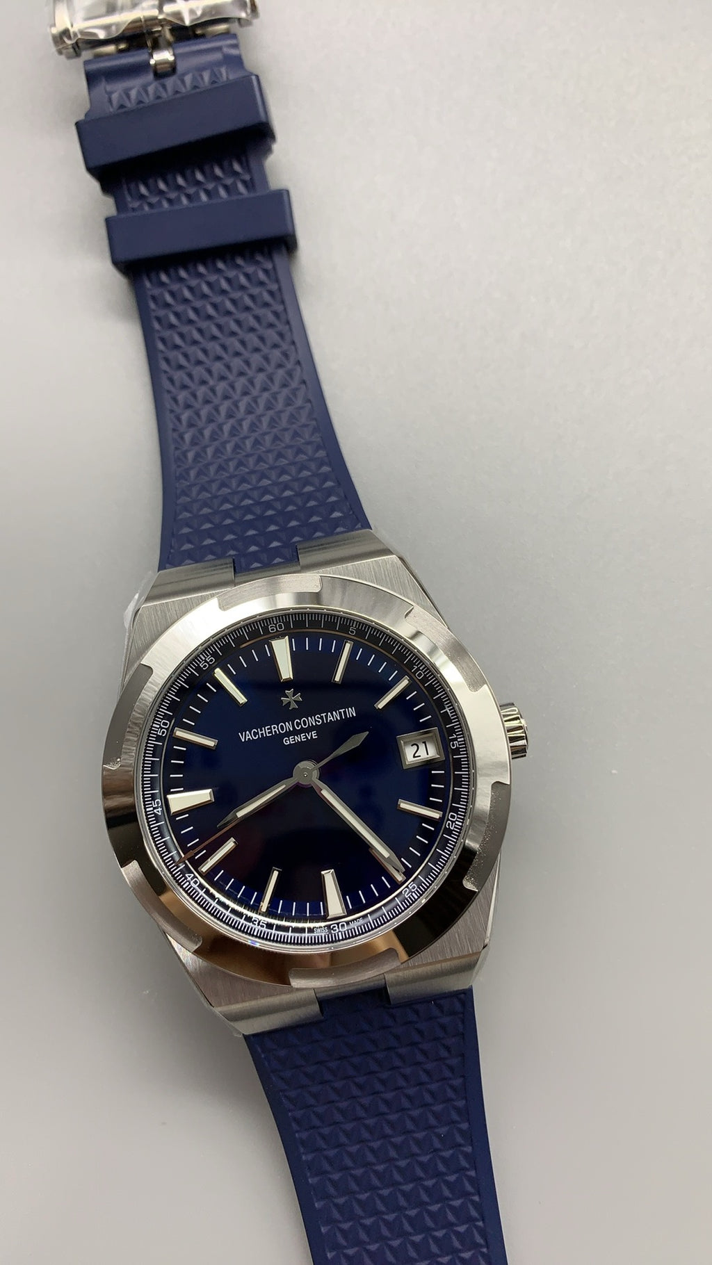 Vacheron Constantin Overseas 4500V | 41MM | ตัวเรือนสแตนเลสสตีล | ฟังก์ชันวันที่ | หน้าปัดสีน้ำเงิน | สายยางสีน้ำเงิน | กลไกอัตโนมัติ Cal.5100