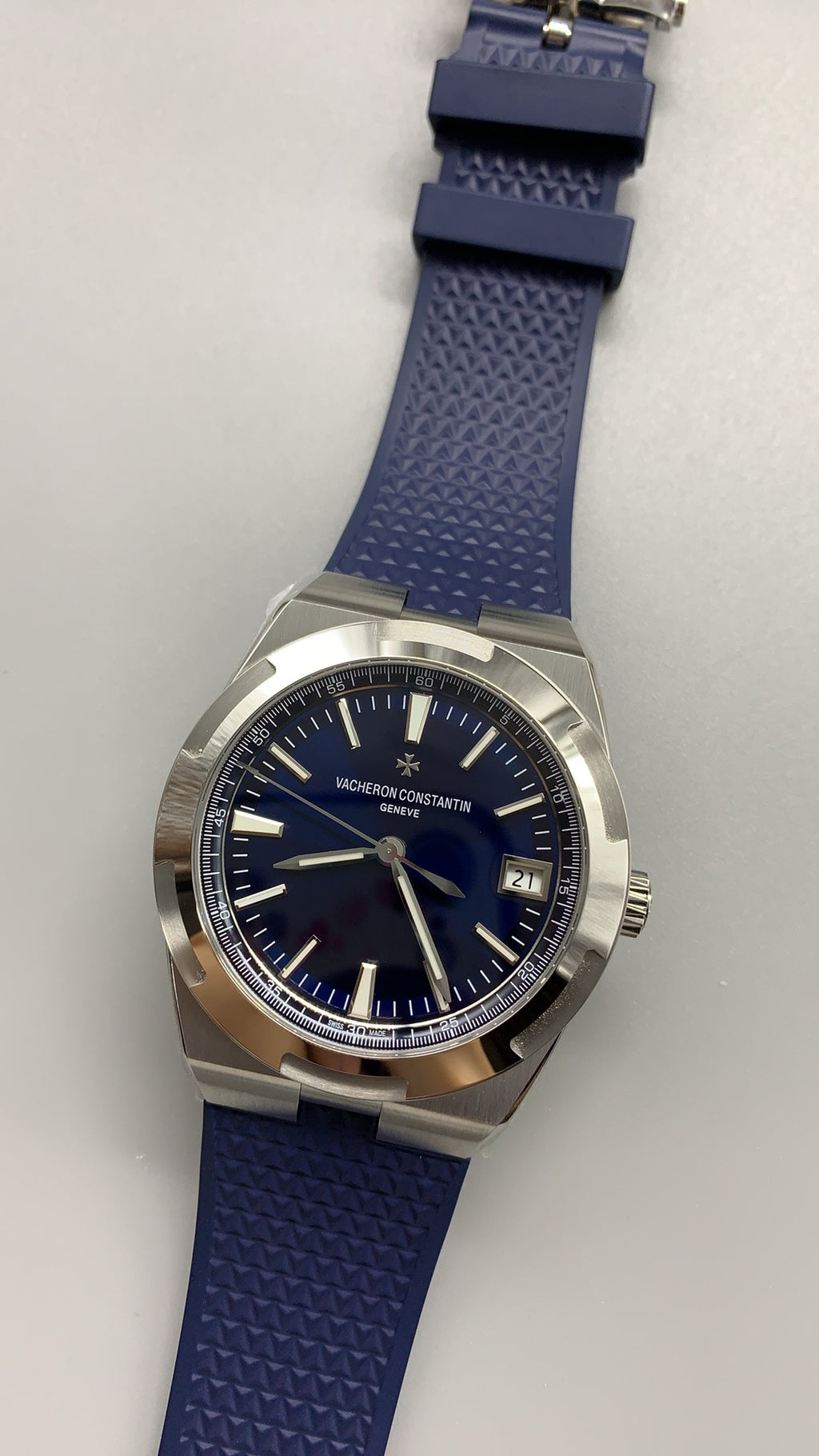 Vacheron Constantin Overseas 4500V | 41MM | ตัวเรือนสแตนเลสสตีล | ฟังก์ชันวันที่ | หน้าปัดสีน้ำเงิน | สายยางสีน้ำเงิน | กลไกอัตโนมัติ Cal.5100