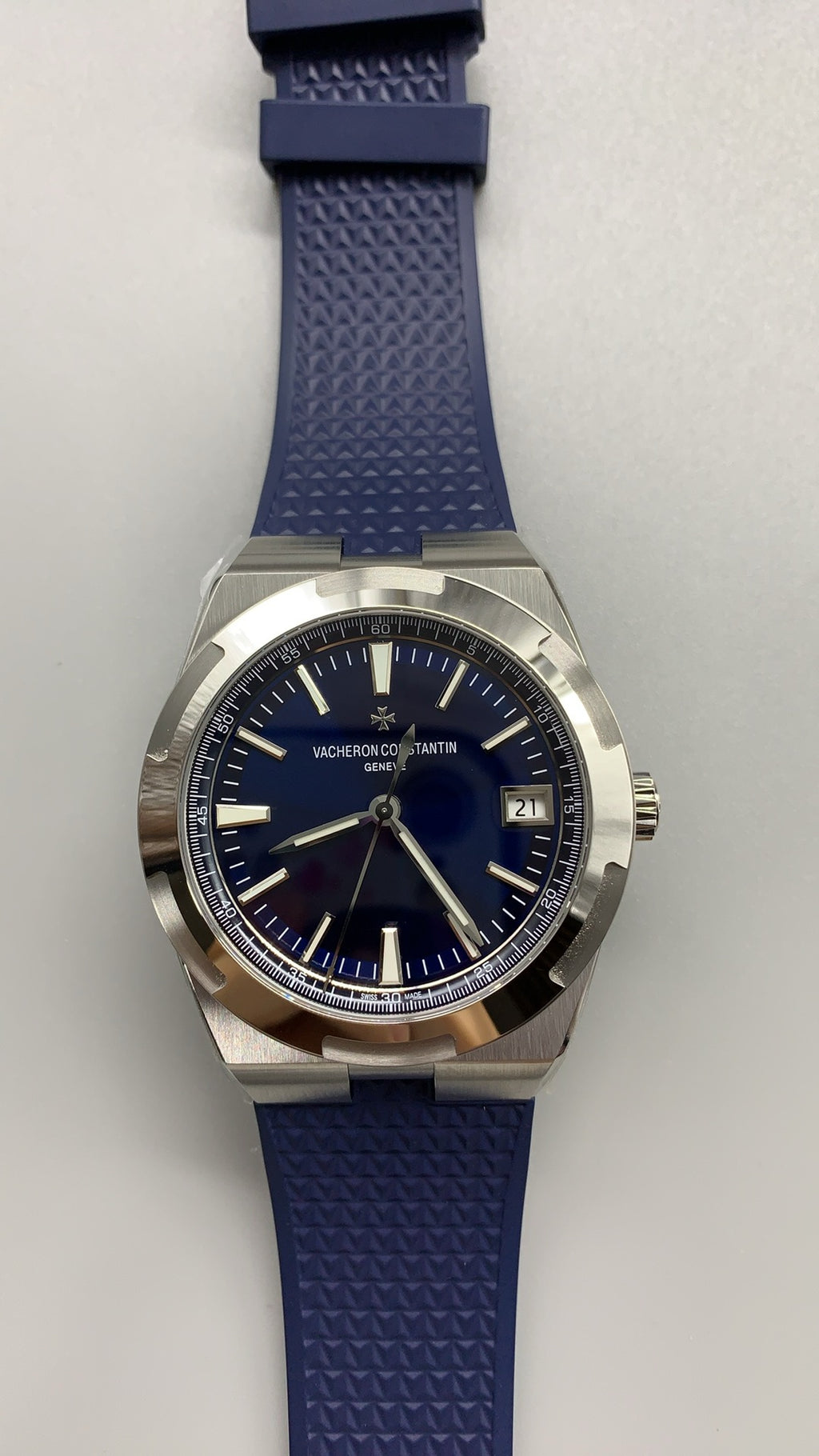 Vacheron Constantin Overseas 4500V | 41MM | ตัวเรือนสแตนเลสสตีล | ฟังก์ชันวันที่ | หน้าปัดสีน้ำเงิน | สายยางสีน้ำเงิน | กลไกอัตโนมัติ Cal.5100