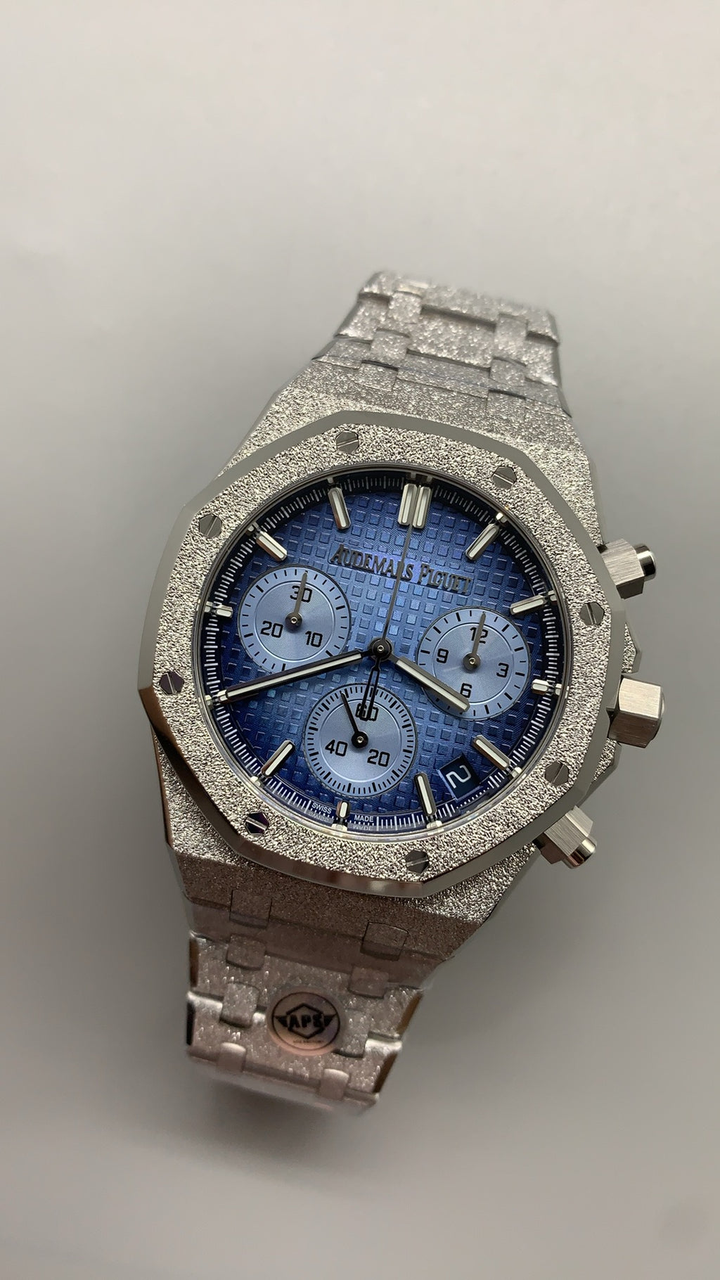 Audemars Piguet Royal Oak 26240 | 41MM | ตัวเรือนสแตนเลสสตีลเคลือบสีทองแบบ PVD พื้นผิวฟรอสต์โกลด์ (Frosted Gold) | หน้าปัดสีเงิน | จับเวลา Chronograph | กลไกอัตโนมัติ Cal.4401