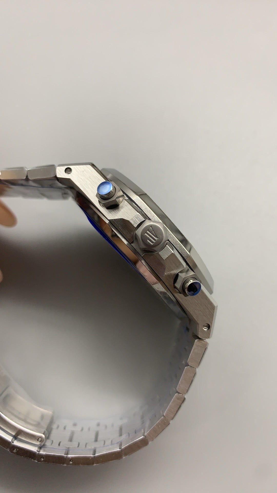 Audemars Piguet Royal Oak 26240 | 41MM | ตัวเรือนสแตนเลสสตีลเคลือบสีทองแบบ PVD พื้นผิวฟรอสต์โกลด์ (Frosted Gold) | หน้าปัดสีเงิน | จับเวลา Chronograph | กลไกอัตโนมัติ Cal.4401