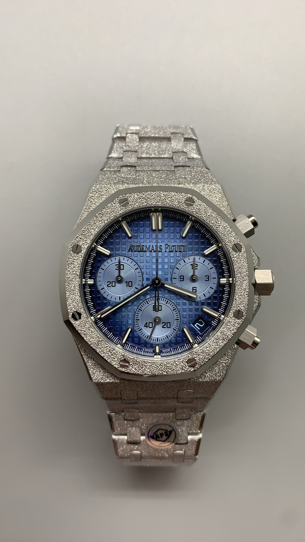 Audemars Piguet Royal Oak 26240 | 41MM | ตัวเรือนสแตนเลสสตีลเคลือบสีทองแบบ PVD พื้นผิวฟรอสต์โกลด์ (Frosted Gold) | หน้าปัดสีเงิน | จับเวลา Chronograph | กลไกอัตโนมัติ Cal.4401