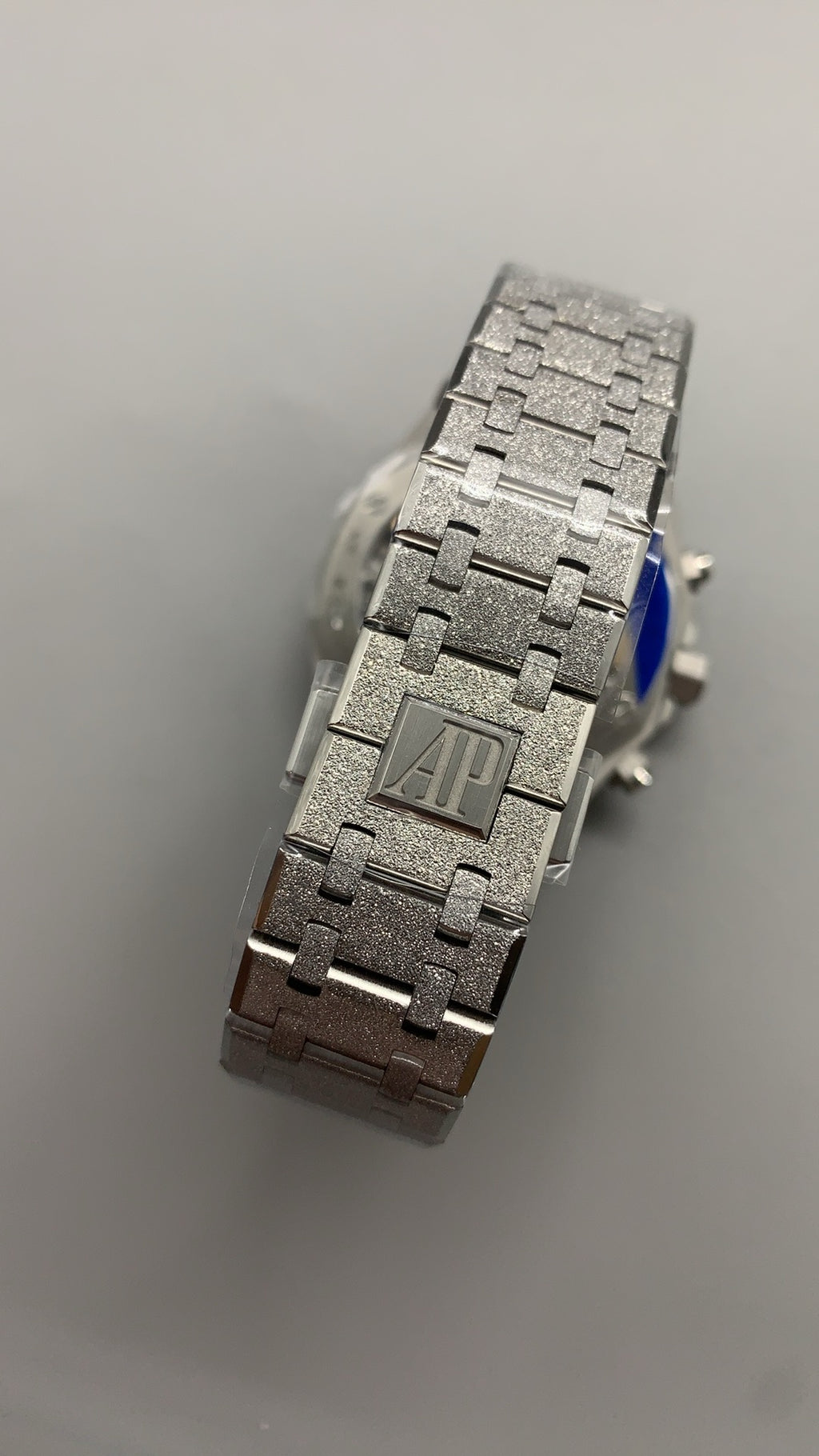 Audemars Piguet Royal Oak 26240 | 41MM | ตัวเรือนสแตนเลสสตีลเคลือบสีทองแบบ PVD พื้นผิวฟรอสต์โกลด์ (Frosted Gold) | หน้าปัดสีเงิน | จับเวลา Chronograph | กลไกอัตโนมัติ Cal.4401