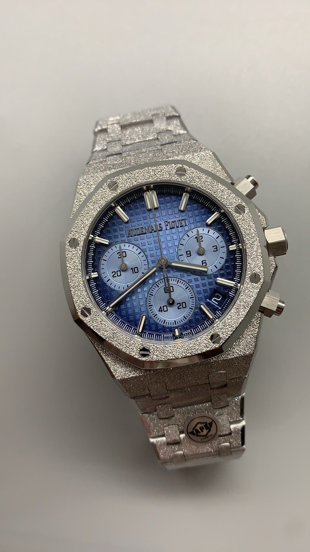 Audemars Piguet Royal Oak 26240 | 41MM | ตัวเรือนสแตนเลสสตีลเคลือบสีทองแบบ PVD พื้นผิวฟรอสต์โกลด์ (Frosted Gold) | หน้าปัดสีเงิน | จับเวลา Chronograph | กลไกอัตโนมัติ Cal.4401