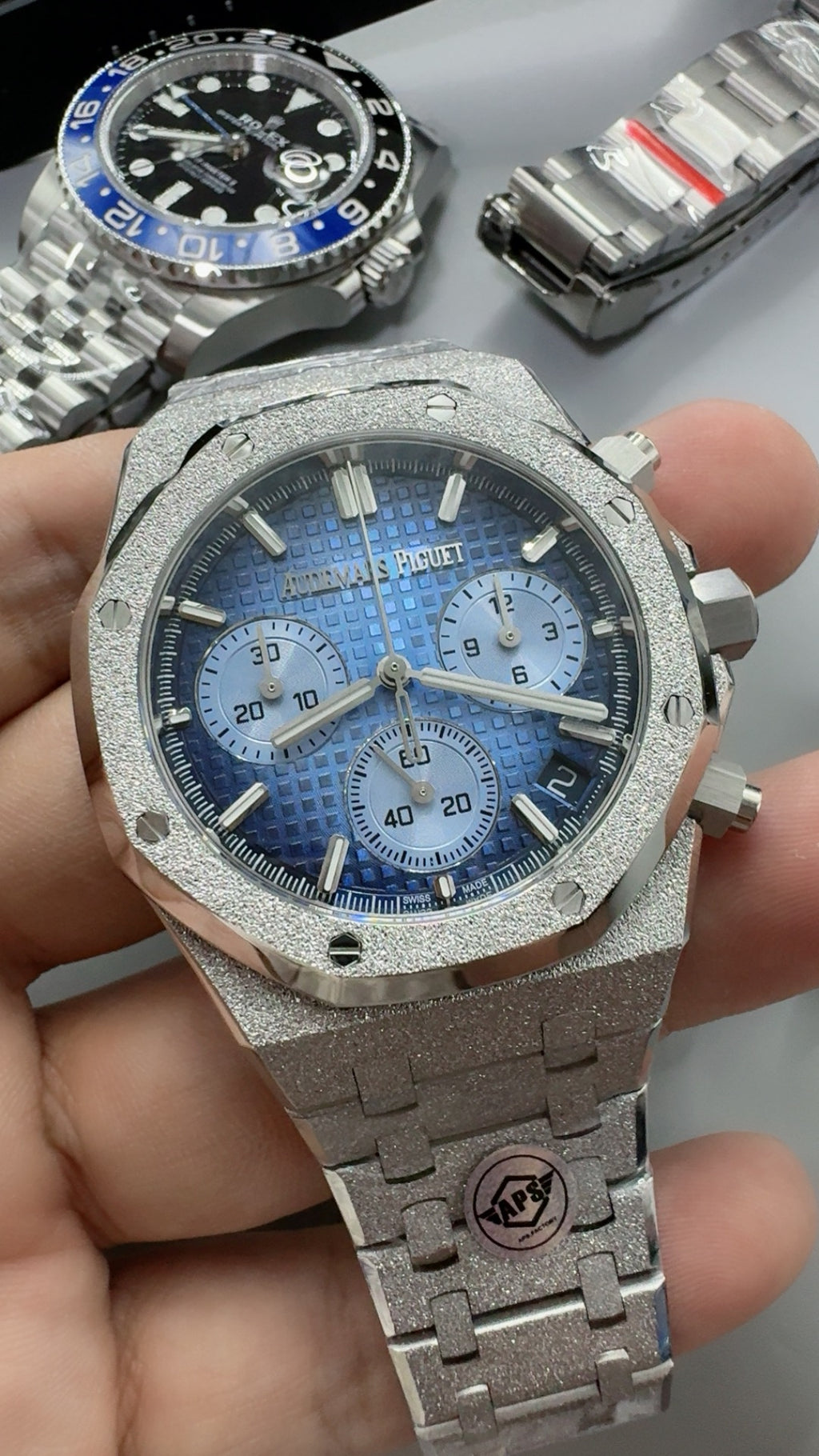 Audemars Piguet Royal Oak 26240 | 41MM | ตัวเรือนสแตนเลสสตีลเคลือบสีทองแบบ PVD พื้นผิวฟรอสต์โกลด์ (Frosted Gold) | หน้าปัดสีเงิน | จับเวลา Chronograph | กลไกอัตโนมัติ Cal.4401