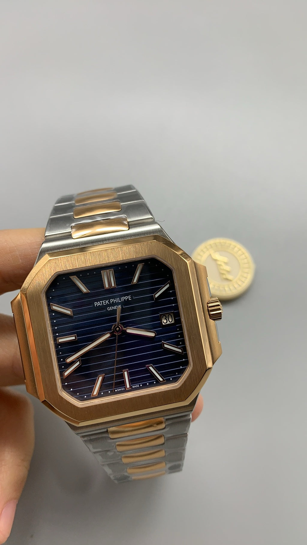 Patek Philippe Nautilus 5821 | 41MM | หน้าปัดสีน้ำเงินซันเรย์ | ตัวเรือนสแตนเลสสลับเคลือบสีทอง PVD | กลไกอัตโนมัติ Cal.26-330
