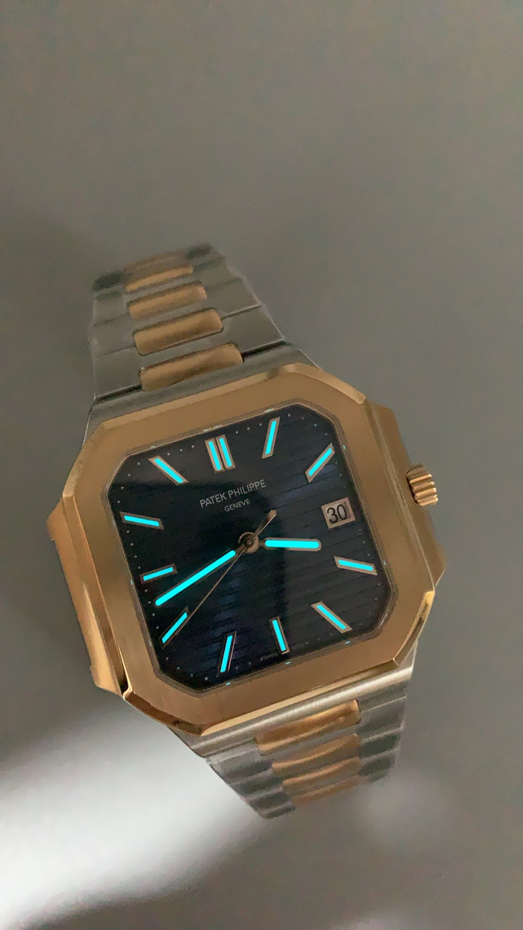 Patek Philippe Nautilus 5821 | 41MM | หน้าปัดสีน้ำเงินซันเรย์ | ตัวเรือนสแตนเลสสลับเคลือบสีทอง PVD | กลไกอัตโนมัติ Cal.26-330