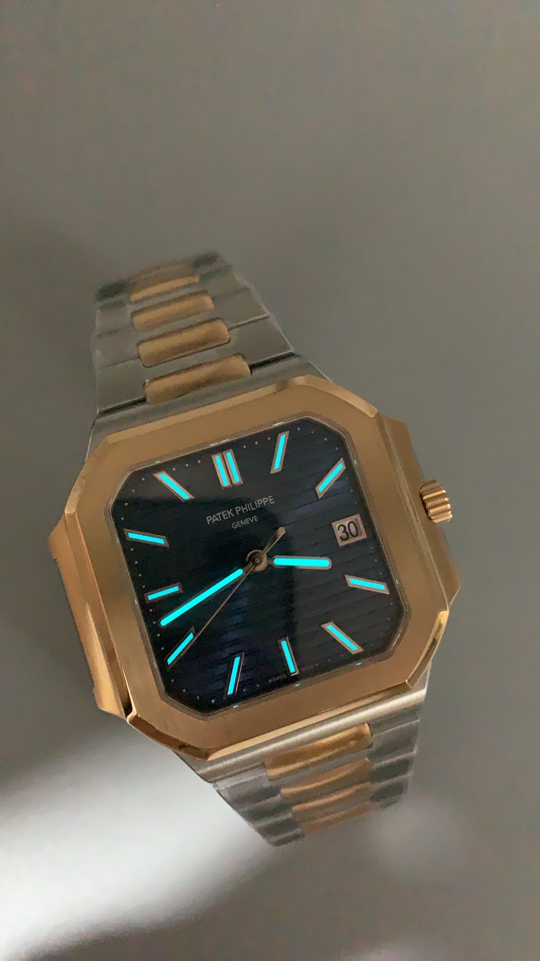 Patek Philippe Nautilus 5821 | 41MM | หน้าปัดสีน้ำเงินซันเรย์ | ตัวเรือนสแตนเลสสลับเคลือบสีทอง PVD | กลไกอัตโนมัติ Cal.26-330