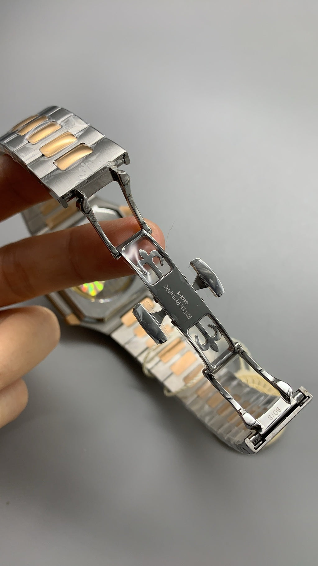 Patek Philippe Nautilus 5821 | 41MM | หน้าปัดสีน้ำเงินซันเรย์ | ตัวเรือนสแตนเลสสลับเคลือบสีทอง PVD | กลไกอัตโนมัติ Cal.26-330