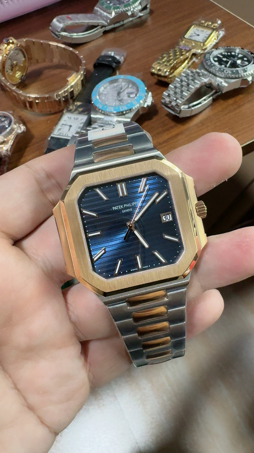 Patek Philippe Nautilus 5821 | 41MM | หน้าปัดสีน้ำเงินซันเรย์ | ตัวเรือนสแตนเลสสลับเคลือบสีทอง PVD | กลไกอัตโนมัติ Cal.26-330