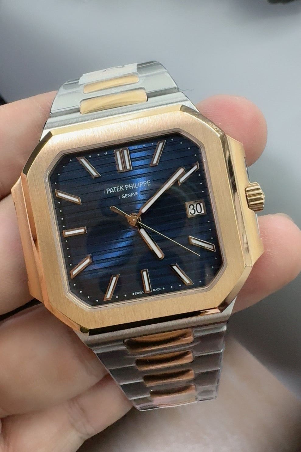 Patek Philippe Nautilus 5821 | 41MM | หน้าปัดสีน้ำเงินซันเรย์ | ตัวเรือนสแตนเลสสลับเคลือบสีทอง PVD | กลไกอัตโนมัติ Cal.26-330