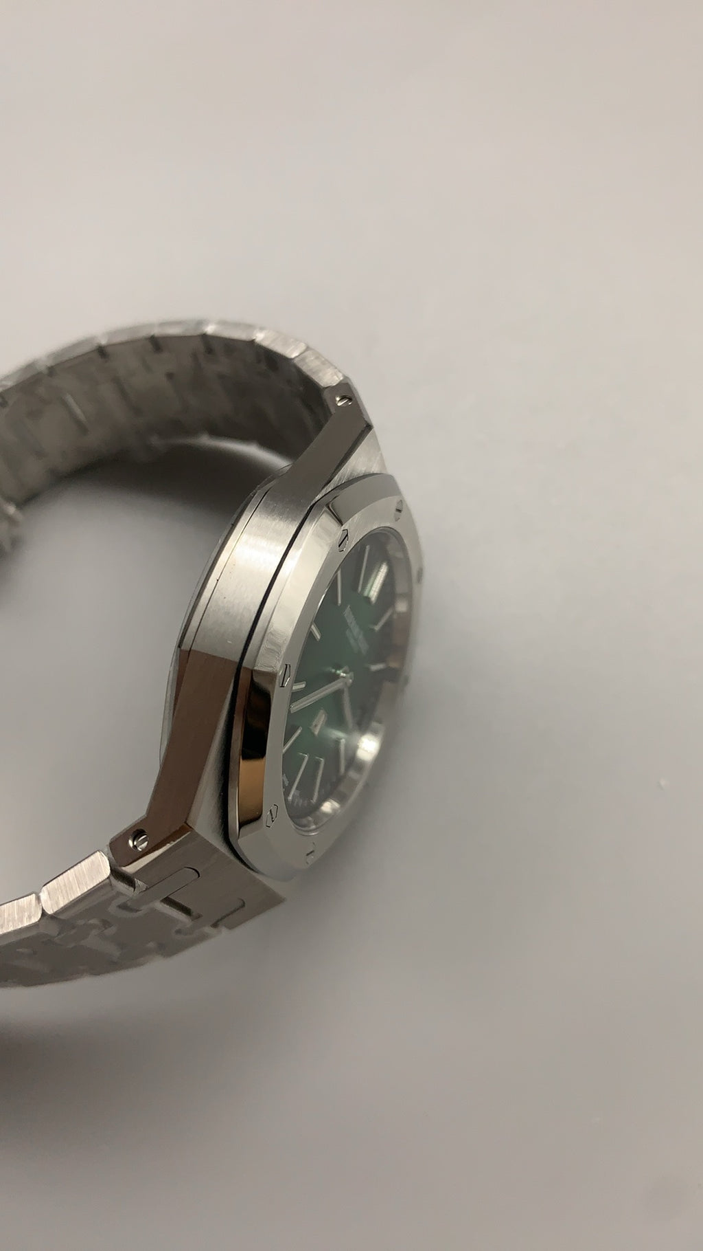 Audemars Piguet Royal Oak 16202ST | 39MM | ตัวเรือนสแตนเลสสตีล | หน้าปัดสีเขียวออโรร่า (Aurora Green) | กลไกอัตโนมัติ Cal.7121